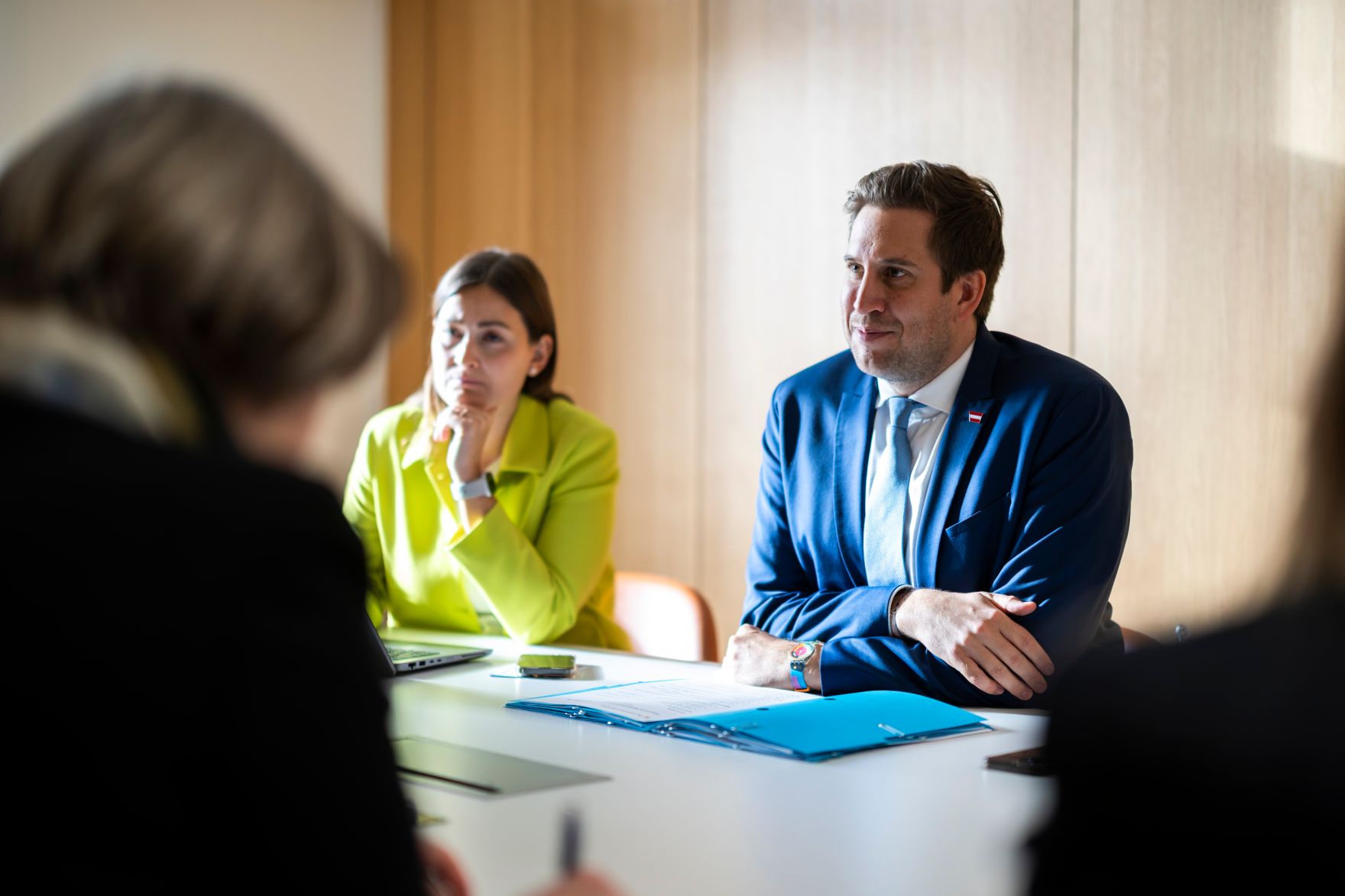 Am 5. Dezember 2025 reiste Staatssekret&auml;r Alexander Pr&ouml;ll (m.r.) nach Br&uuml;ssel und nahm am Rat f&uuml;r &bdquo;Verkehr, Telekommunikation und Energie&ldquo; der Europ&auml;ischen Union teil. Im Bild beim Bilateralen Gespr&auml;ch mit dem Wirtschaftsminister der Niederlande Vincent Karremans.