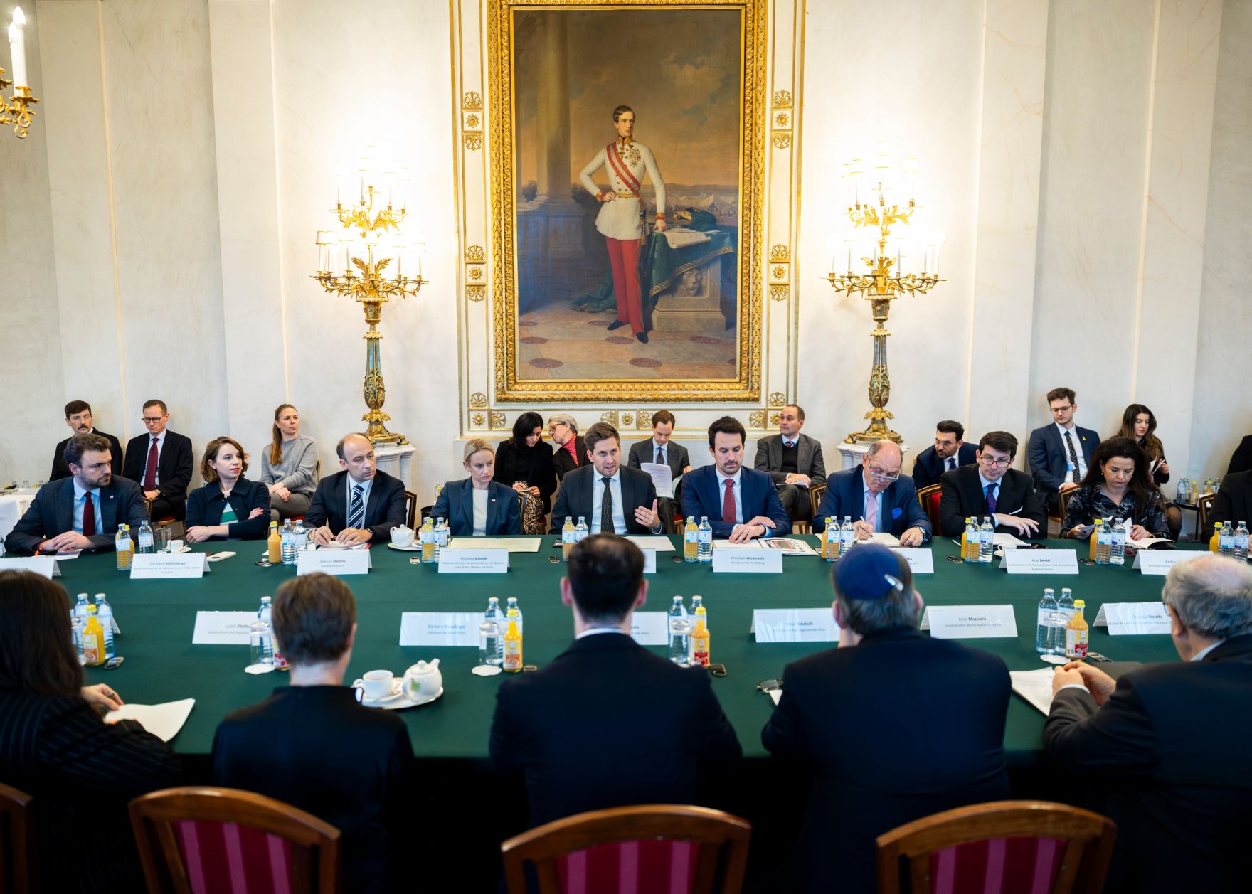 Am 16. Dezember 2025 lud Staatssekret&auml;r Alexander Pr&ouml;ll (im Bild) anl&auml;&szlig;lich des Gedenkprojekts &bdquo;&Ouml;sterreichisches Holocaust Museum&ldquo; zu einem Roundtable ins Bundeskanzleramt.