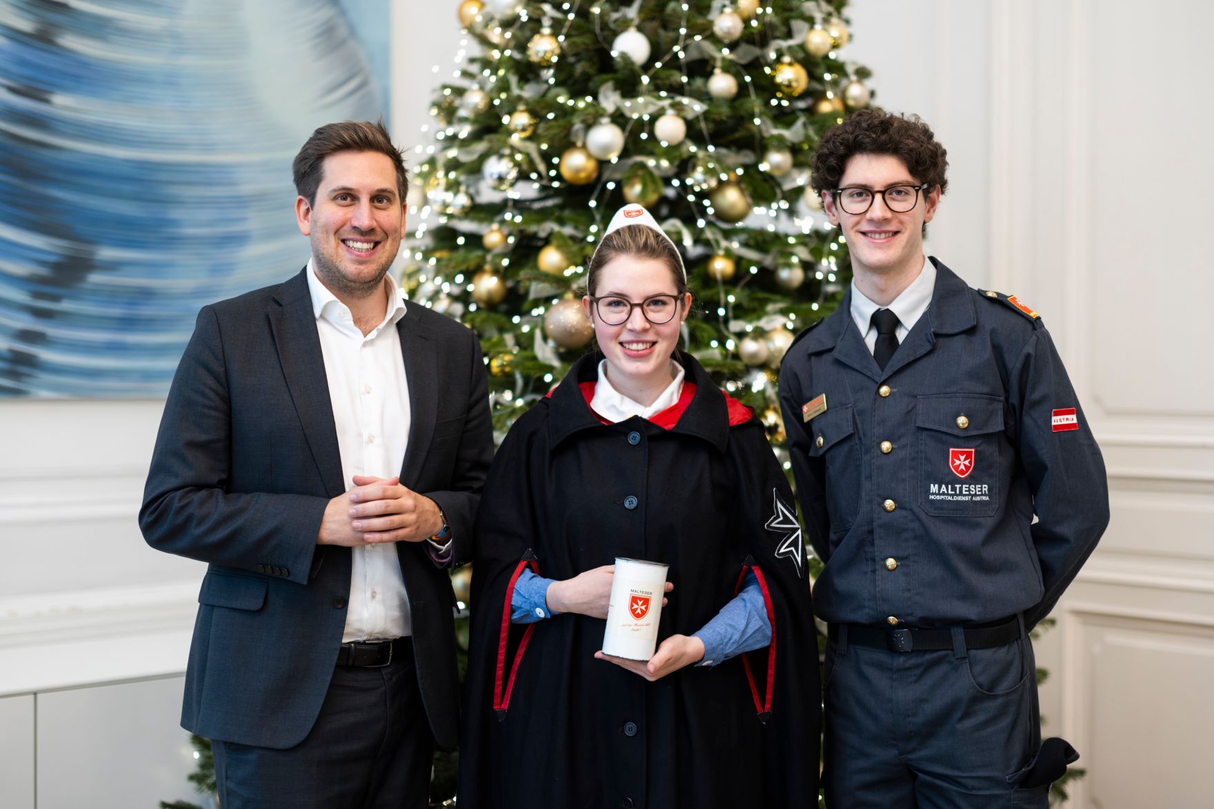 Am 16. Dezember 2025 empfing Staatssekret&auml;r Alexander Pr&ouml;ll (l.) anl&auml;sslich der Malteser-Stra&szlig;ensammlung eine Vertreterin und einen Vertreter der MALTESER.