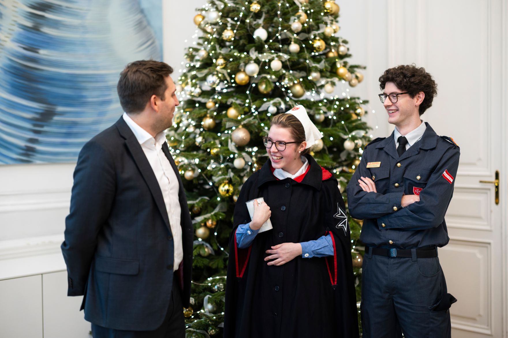 Am 16. Dezember 2025 empfing Staatssekret&auml;r Alexander Pr&ouml;ll (l.) anl&auml;sslich der Malteser-Stra&szlig;ensammlung eine Vertreterin und einen Vertreter der MALTESER.