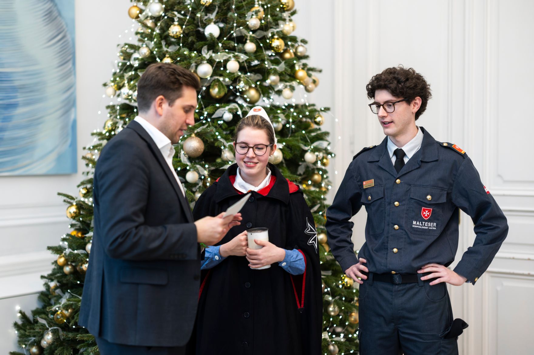 Am 16. Dezember 2025 empfing Staatssekret&auml;r Alexander Pr&ouml;ll (l.) anl&auml;sslich der Malteser-Stra&szlig;ensammlung eine Vertreterin und einen Vertreter der MALTESER.
