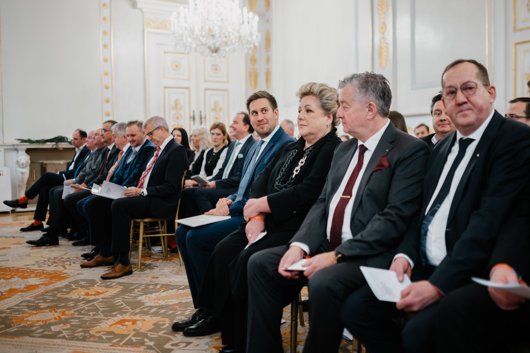 Am 17. Dezember 2025 bestellte der Bundeskanzler Vertreterinnen und Vertreter der Wirtschaft zu Mitgliedern der bei der Bundesanstalt "Statistik &Ouml;sterreich" eingerichteten Wirtschaftskurie. Im Bild Staatssekret&auml;r Alexander Pr&ouml;ll (4.v.r.).