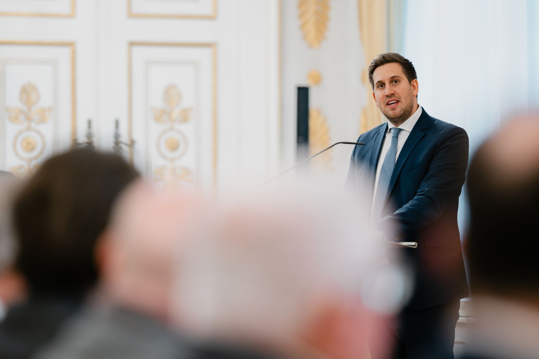 Am 17. Dezember 2025 bestellte der Bundeskanzler Vertreterinnen und Vertreter der Wirtschaft zu Mitgliedern der bei der Bundesanstalt "Statistik &Ouml;sterreich" eingerichteten Wirtschaftskurie. Im Bild Staatssekret&auml;r Alexander Pr&ouml;ll (im Bild).