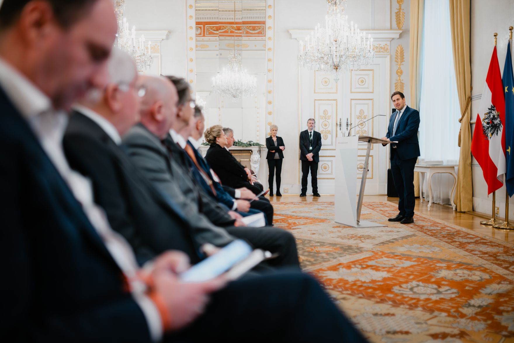 Am 17. Dezember 2025 bestellte der Bundeskanzler Vertreterinnen und Vertreter der Wirtschaft zu Mitgliedern der bei der Bundesanstalt "Statistik &Ouml;sterreich" eingerichteten Wirtschaftskurie. Im Bild Staatssekret&auml;r Alexander Pr&ouml;ll (r.).