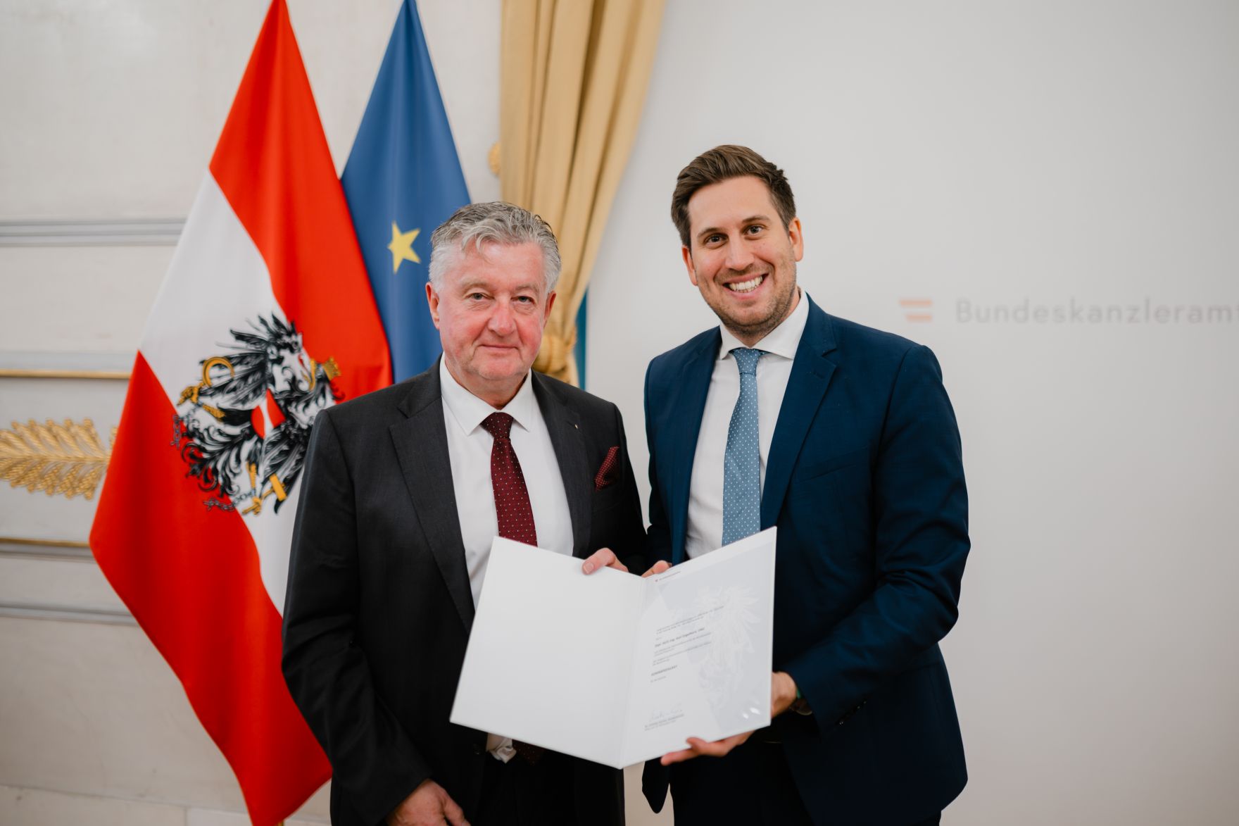 Am 17. Dezember 2025 bestellte der Bundeskanzler Vertreterinnen und Vertreter der Wirtschaft zu Mitgliedern der bei der Bundesanstalt "Statistik &Ouml;sterreich" eingerichteten Wirtschaftskurie. Im Bild Staatssekret&auml;r Alexander Pr&ouml;ll (r.) bei der &Uuml;berreichung.