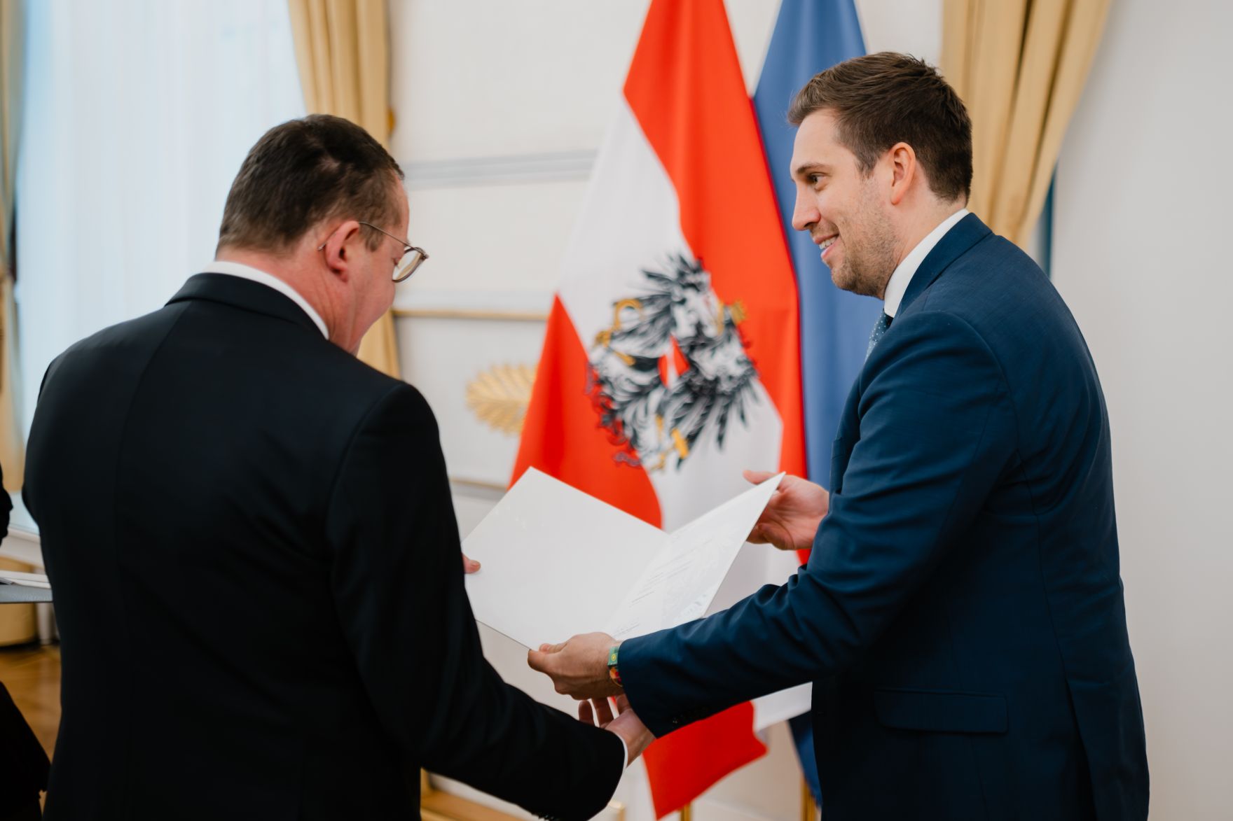 Am 17. Dezember 2025 bestellte der Bundeskanzler Vertreterinnen und Vertreter der Wirtschaft zu Mitgliedern der bei der Bundesanstalt "Statistik &Ouml;sterreich" eingerichteten Wirtschaftskurie. Im Bild Staatssekret&auml;r Alexander Pr&ouml;ll (r.) bei der &Uuml;berreichung.