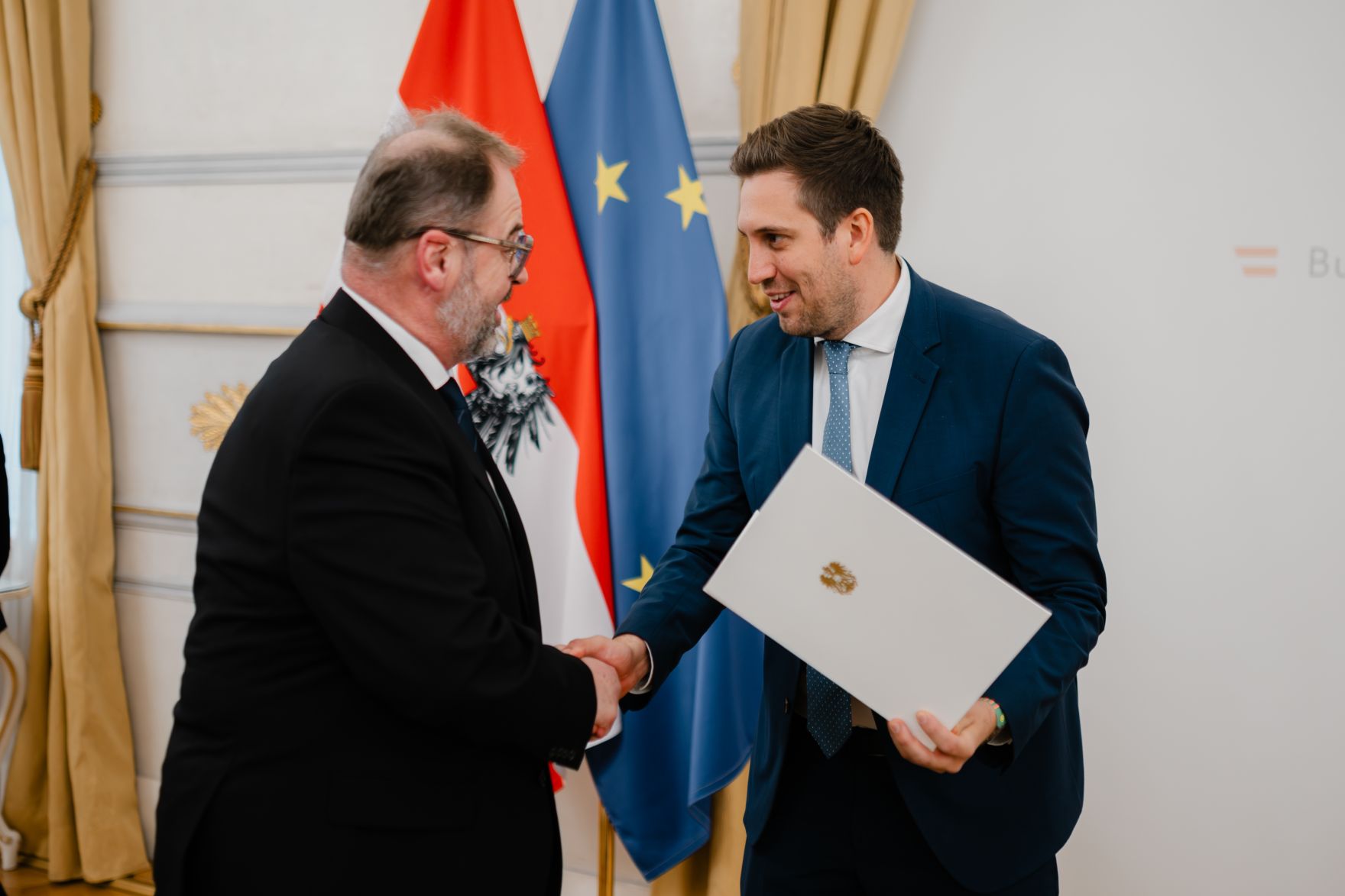 Am 17. Dezember 2025 bestellte der Bundeskanzler Vertreterinnen und Vertreter der Wirtschaft zu Mitgliedern der bei der Bundesanstalt "Statistik &Ouml;sterreich" eingerichteten Wirtschaftskurie. Im Bild Staatssekret&auml;r Alexander Pr&ouml;ll (r.) bei der &Uuml;berreichung.