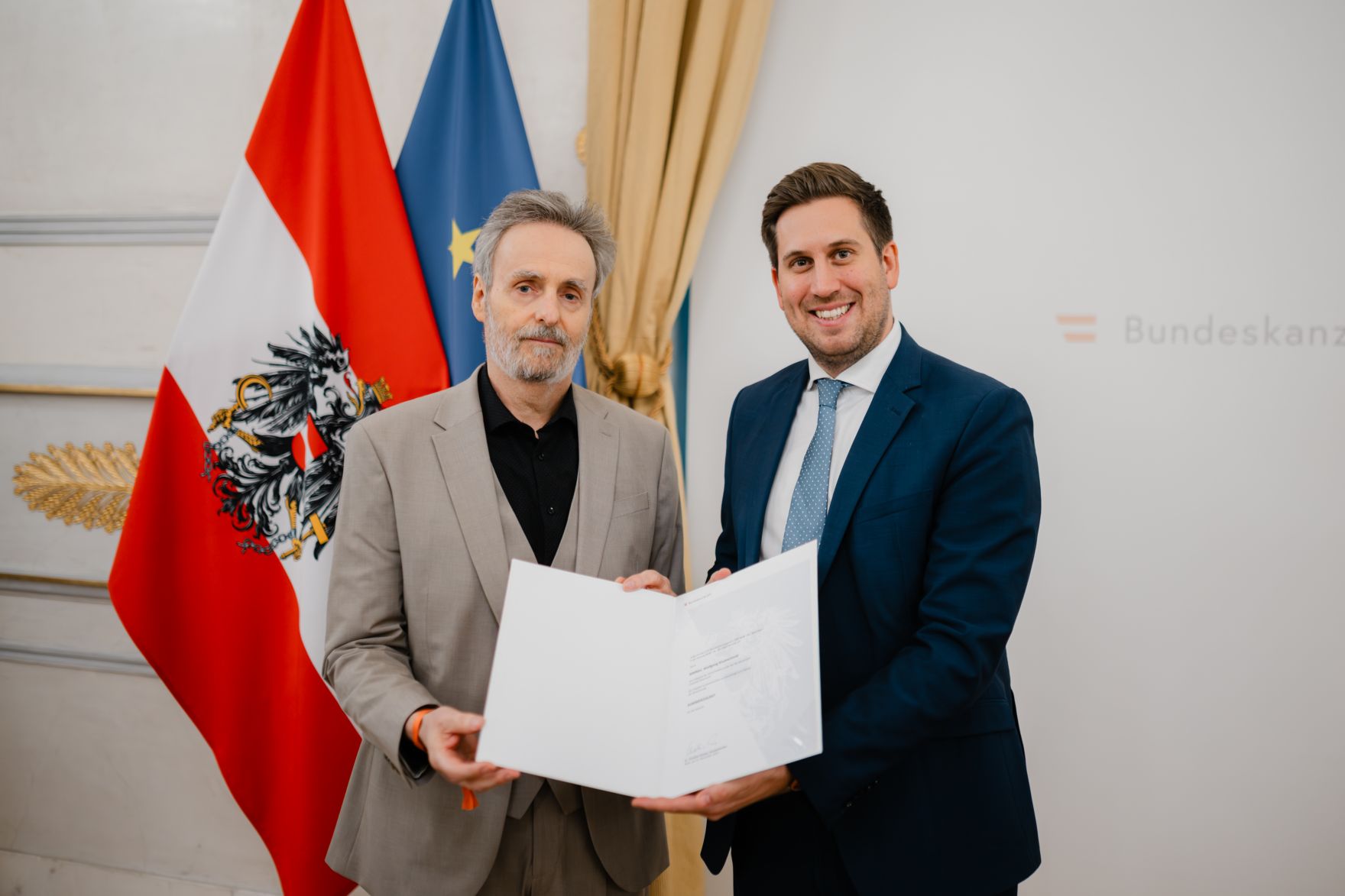 Am 17. Dezember 2025 bestellte der Bundeskanzler Vertreterinnen und Vertreter der Wirtschaft zu Mitgliedern der bei der Bundesanstalt "Statistik &Ouml;sterreich" eingerichteten Wirtschaftskurie. Im Bild Staatssekret&auml;r Alexander Pr&ouml;ll (r.) bei der &Uuml;berreichung.