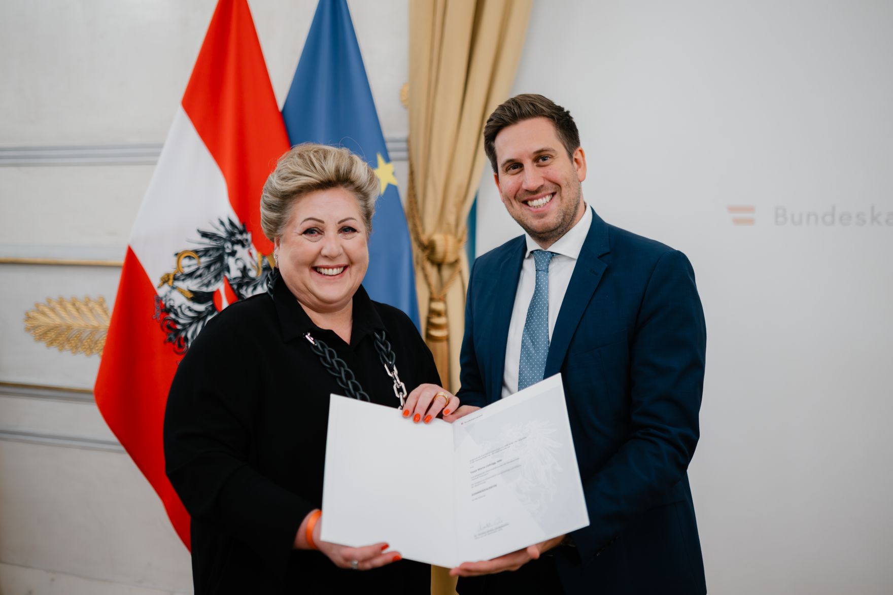 Am 17. Dezember 2025 bestellte der Bundeskanzler Vertreterinnen und Vertreter der Wirtschaft zu Mitgliedern der bei der Bundesanstalt "Statistik &Ouml;sterreich" eingerichteten Wirtschaftskurie. Im Bild Staatssekret&auml;r Alexander Pr&ouml;ll (r.) bei der &Uuml;berreichung.