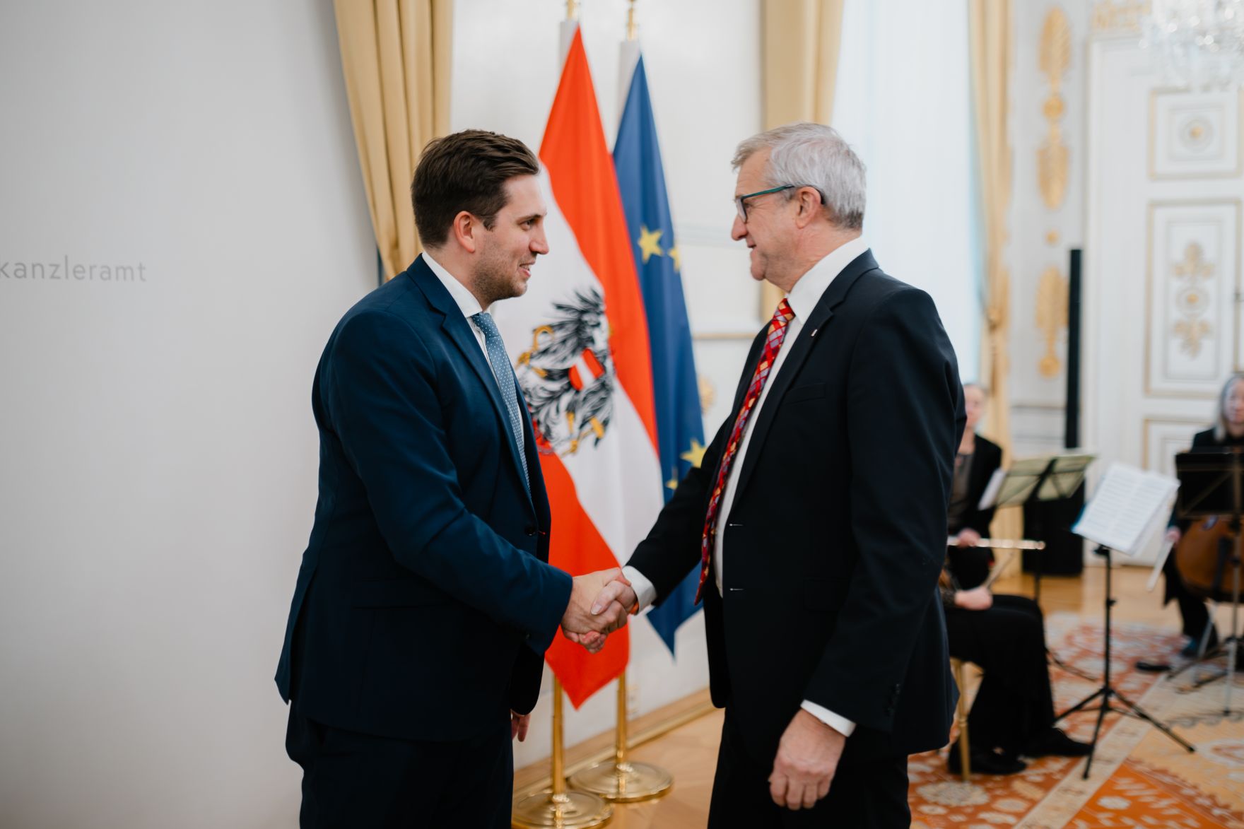 Am 17. Dezember 2025 bestellte der Bundeskanzler Vertreterinnen und Vertreter der Wirtschaft zu Mitgliedern der bei der Bundesanstalt "Statistik &Ouml;sterreich" eingerichteten Wirtschaftskurie. Im Bild Staatssekret&auml;r Alexander Pr&ouml;ll (l.) bei der &Uuml;berreichung.