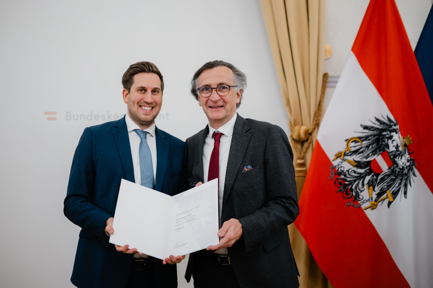 Am 17. Dezember 2025 bestellte der Bundeskanzler Vertreterinnen und Vertreter der Wirtschaft zu Mitgliedern der bei der Bundesanstalt "Statistik &Ouml;sterreich" eingerichteten Wirtschaftskurie. Im Bild Staatssekret&auml;r Alexander Pr&ouml;ll (l.) bei der &Uuml;berreichung.