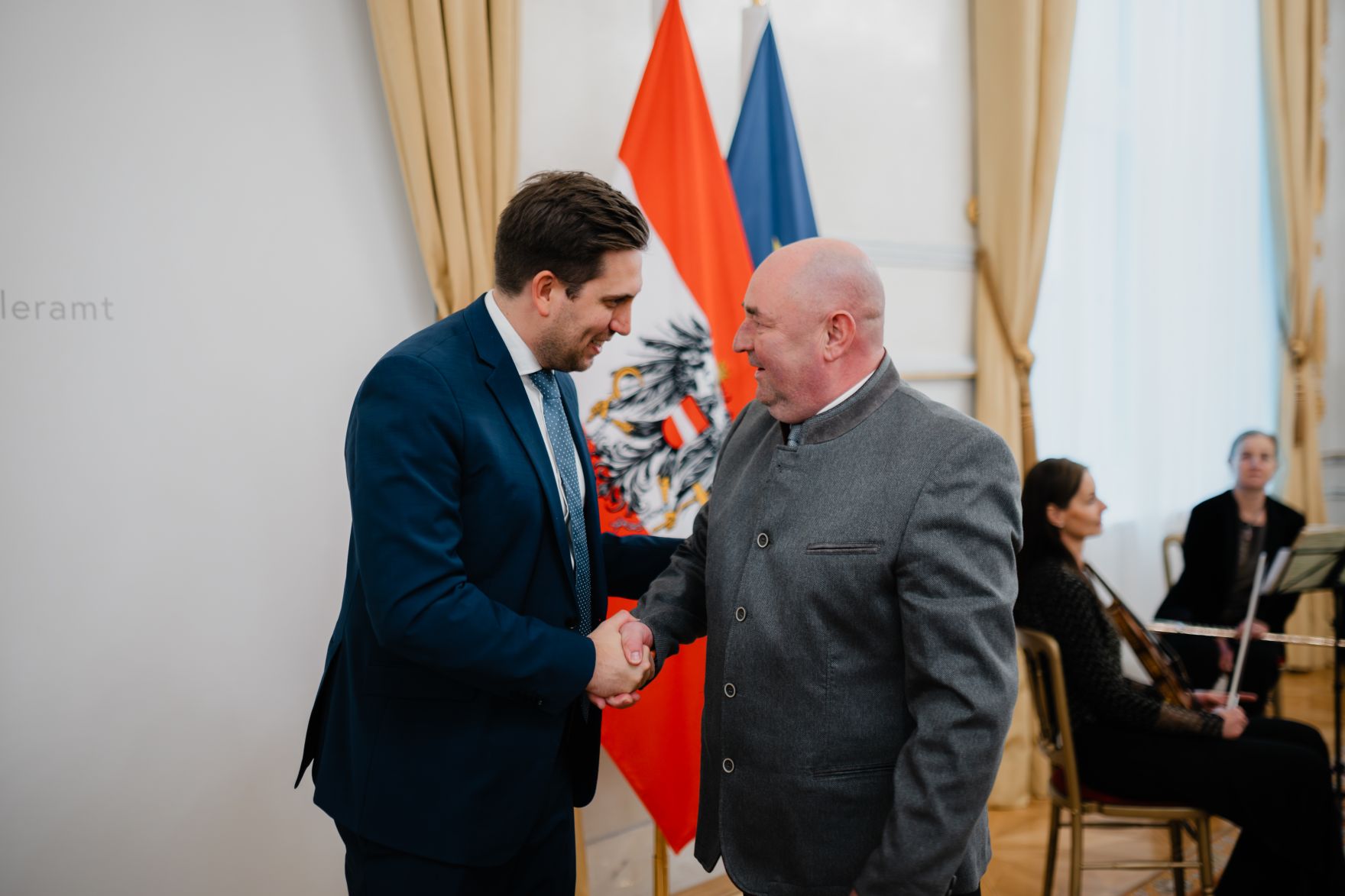 Am 17. Dezember 2025 bestellte der Bundeskanzler Vertreterinnen und Vertreter der Wirtschaft zu Mitgliedern der bei der Bundesanstalt "Statistik &Ouml;sterreich" eingerichteten Wirtschaftskurie. Im Bild Staatssekret&auml;r Alexander Pr&ouml;ll (l.) bei der &Uuml;berreichung.
