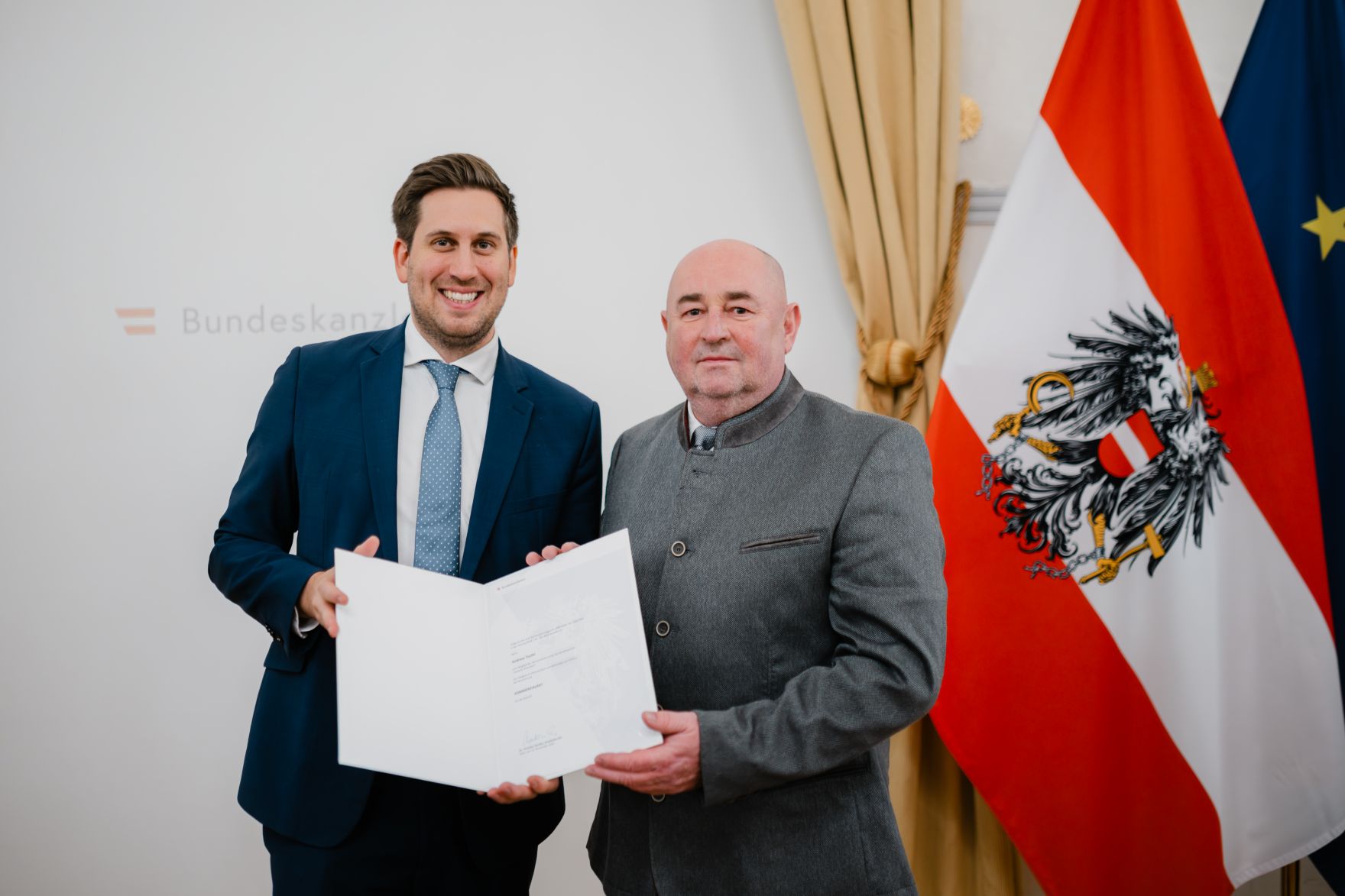 Am 17. Dezember 2025 bestellte der Bundeskanzler Vertreterinnen und Vertreter der Wirtschaft zu Mitgliedern der bei der Bundesanstalt "Statistik &Ouml;sterreich" eingerichteten Wirtschaftskurie. Im Bild Staatssekret&auml;r Alexander Pr&ouml;ll (l.) bei der &Uuml;berreichung.