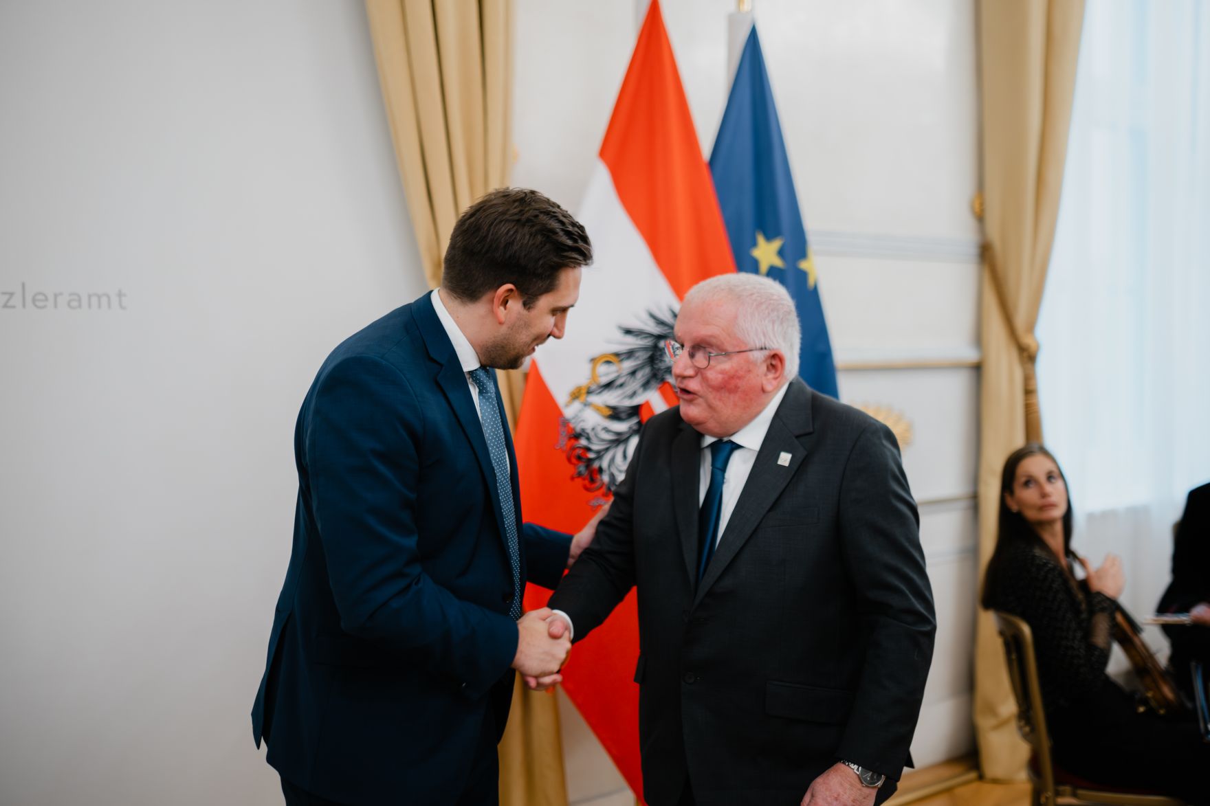 Am 17. Dezember 2025 bestellte der Bundeskanzler Vertreterinnen und Vertreter der Wirtschaft zu Mitgliedern der bei der Bundesanstalt "Statistik &Ouml;sterreich" eingerichteten Wirtschaftskurie. Im Bild Staatssekret&auml;r Alexander Pr&ouml;ll (l.) bei der &Uuml;berreichung.