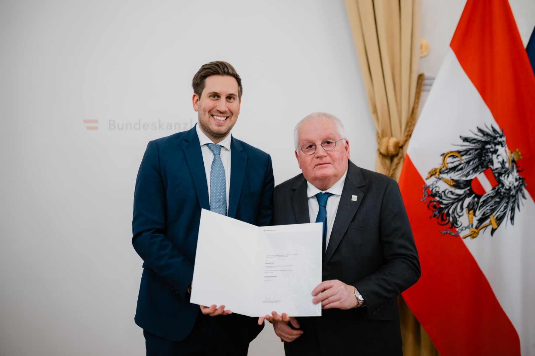 Am 17. Dezember 2025 bestellte der Bundeskanzler Vertreterinnen und Vertreter der Wirtschaft zu Mitgliedern der bei der Bundesanstalt "Statistik &Ouml;sterreich" eingerichteten Wirtschaftskurie. Im Bild Staatssekret&auml;r Alexander Pr&ouml;ll (l.) bei der &Uuml;berreichung.