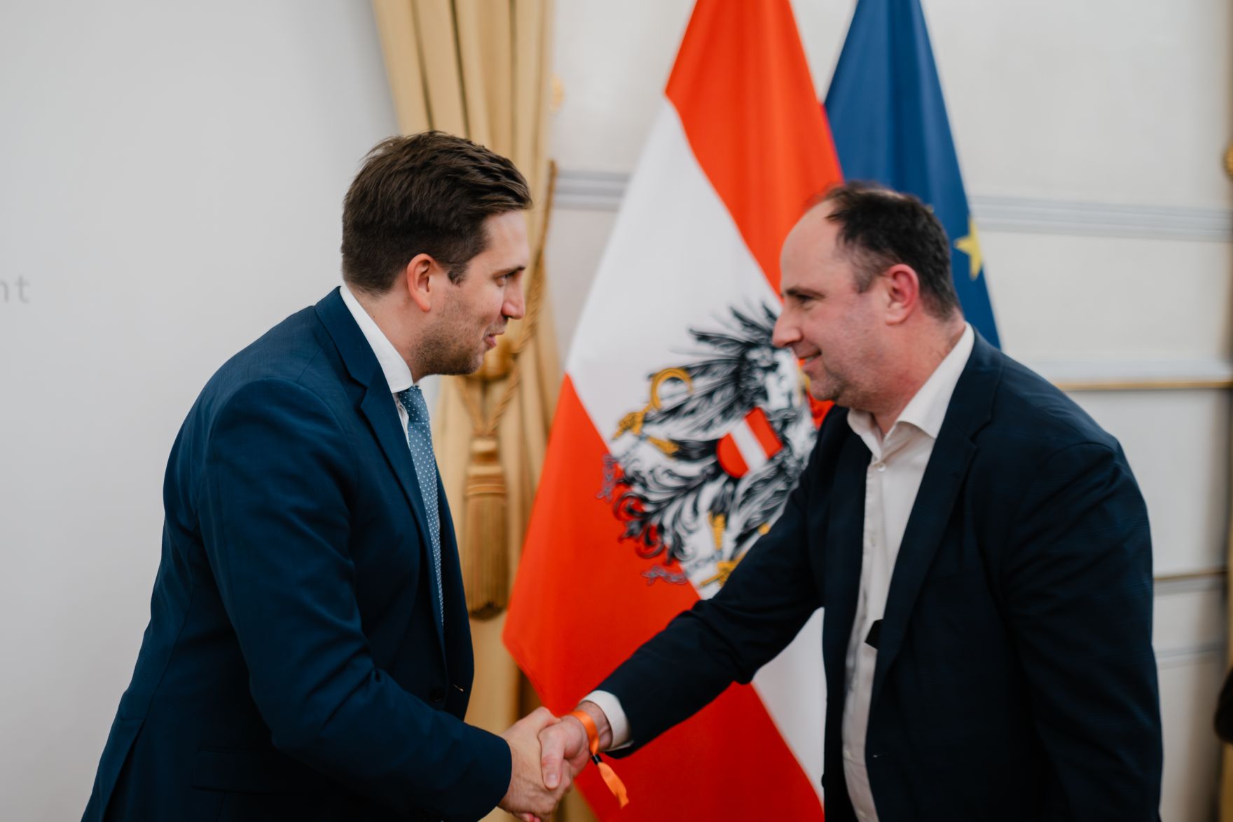 Am 17. Dezember 2025 bestellte der Bundeskanzler Vertreterinnen und Vertreter der Wirtschaft zu Mitgliedern der bei der Bundesanstalt "Statistik &Ouml;sterreich" eingerichteten Wirtschaftskurie. Im Bild Staatssekret&auml;r Alexander Pr&ouml;ll (l.) bei der &Uuml;berreichung.