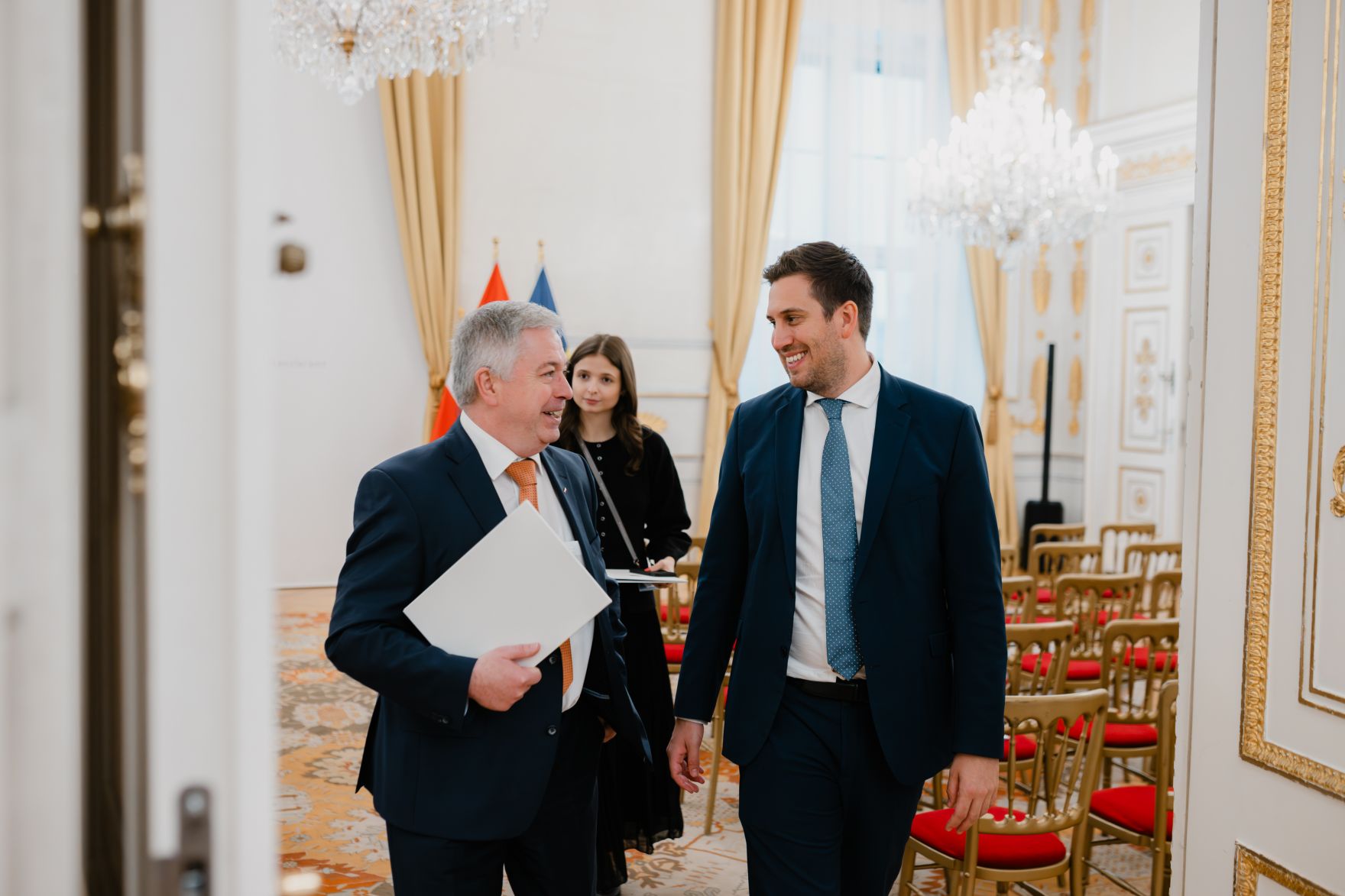 Am 17. Dezember 2025 bestellte der Bundeskanzler Vertreterinnen und Vertreter der Wirtschaft zu Mitgliedern der bei der Bundesanstalt "Statistik &Ouml;sterreich" eingerichteten Wirtschaftskurie. Im Bild Staatssekret&auml;r Alexander Pr&ouml;ll (r.).