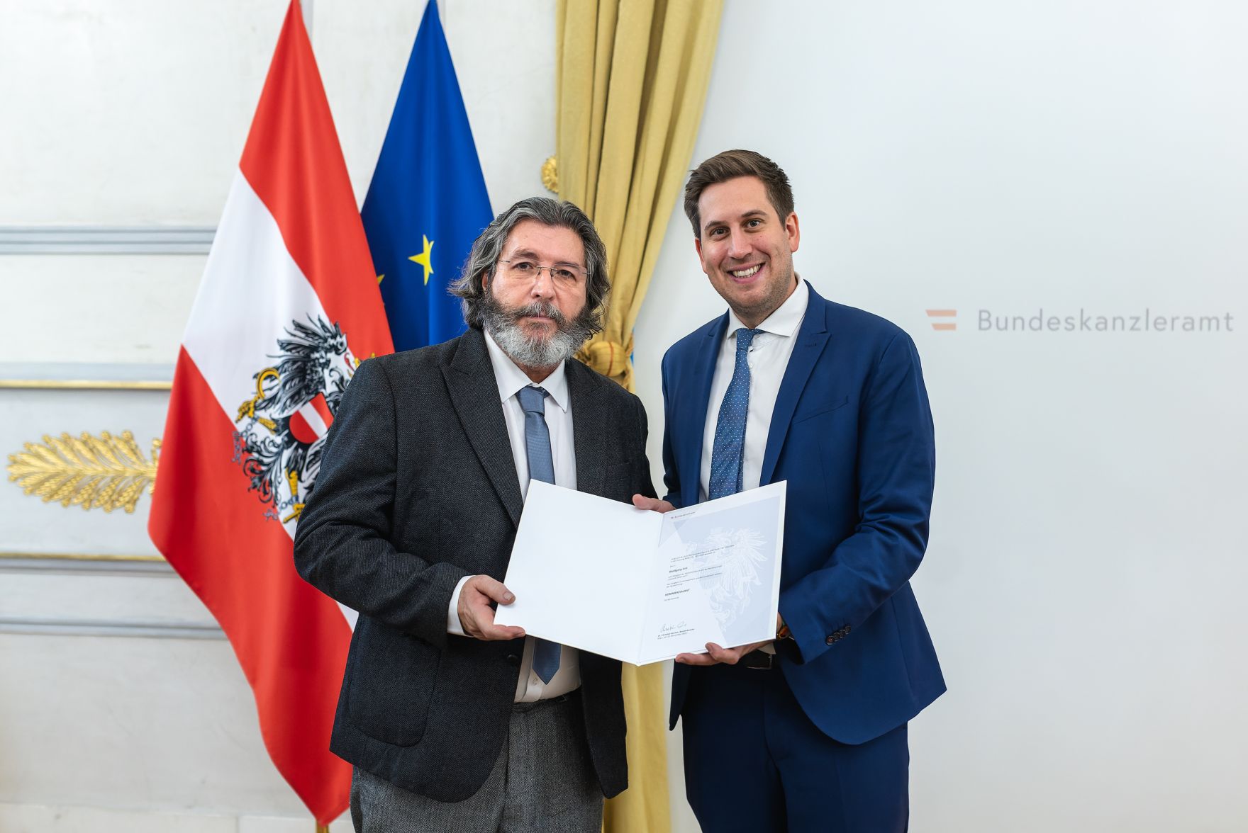 Am 18. Dezember 2025 bestellte der Bundeskanzler Vertreterinnen und Vertreter der Wirtschaft zu Mitgliedern der bei der Bundesanstalt "Statistik &Ouml;sterreich" eingerichteten Wirtschaftskurie. Im Bild Staatssekret&auml;r Alexander Pr&ouml;ll (r.) bei der &Uuml;berreichung.