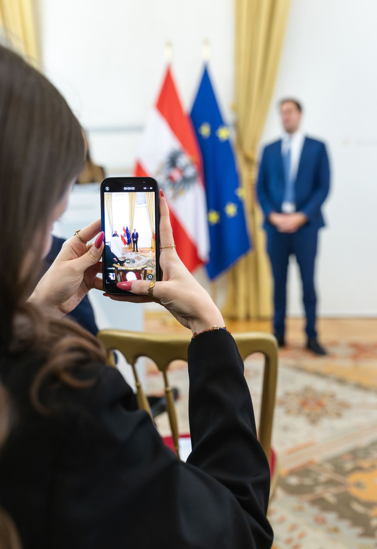 Am 18. Dezember 2025 bestellte der Bundeskanzler Vertreterinnen und Vertreter der Wirtschaft zu Mitgliedern der bei der Bundesanstalt "Statistik &Ouml;sterreich" eingerichteten Wirtschaftskurie. Im Bild Staatssekret&auml;r Alexander Pr&ouml;ll (r.) bei der &Uuml;berreichung.