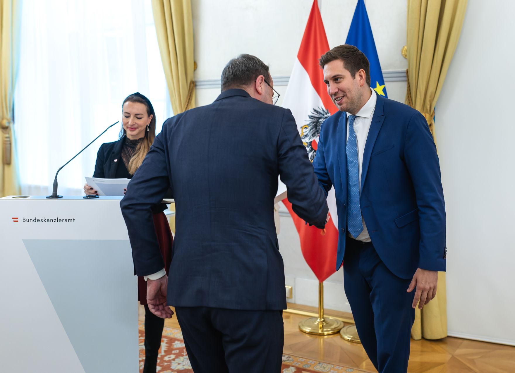 Am 18. Dezember 2025 bestellte der Bundeskanzler Vertreterinnen und Vertreter der Wirtschaft zu Mitgliedern der bei der Bundesanstalt "Statistik &Ouml;sterreich" eingerichteten Wirtschaftskurie. Im Bild Staatssekret&auml;r Alexander Pr&ouml;ll (r.) bei der &Uuml;berreichung.