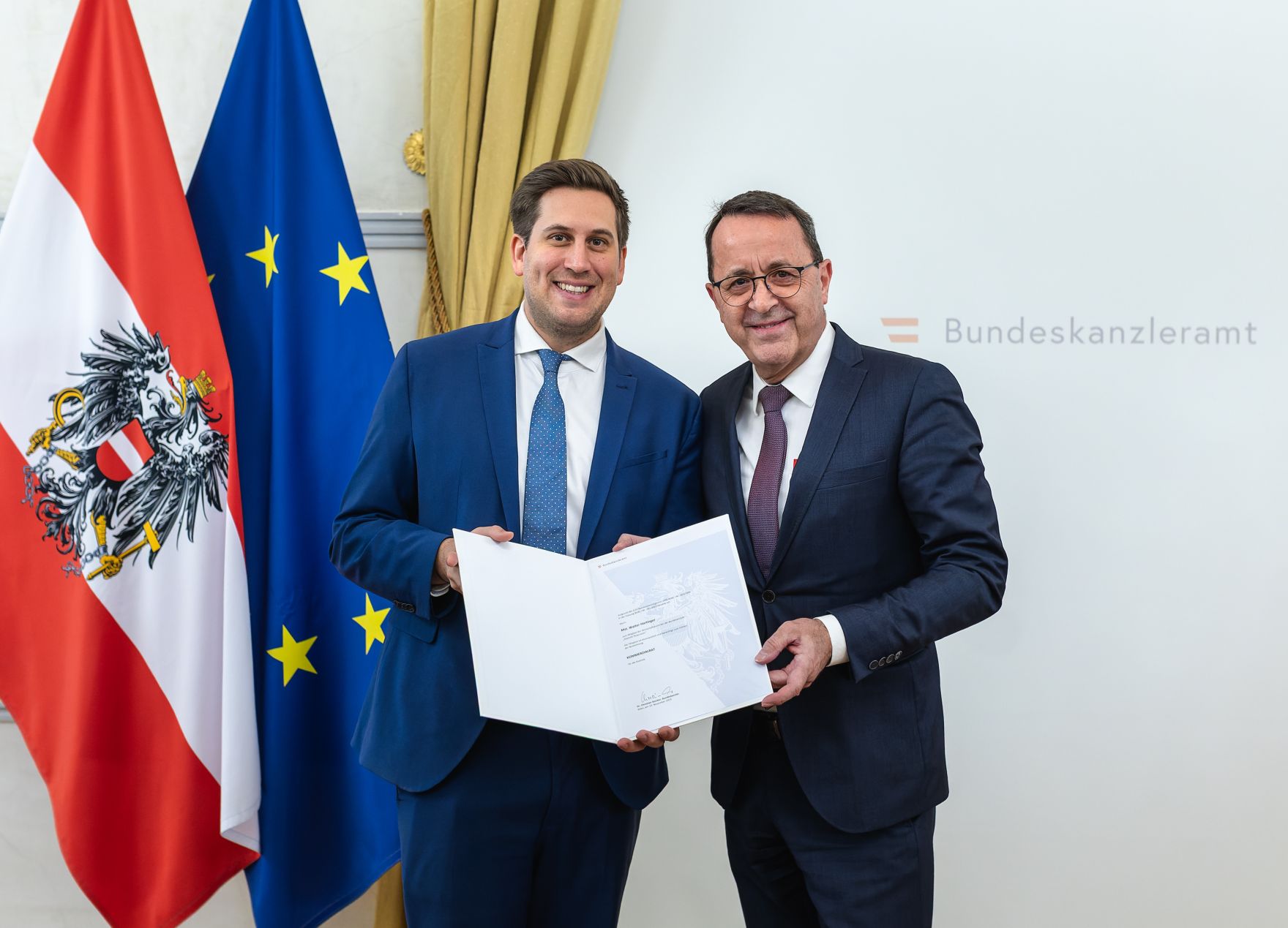 Am 18. Dezember 2025 bestellte der Bundeskanzler Vertreterinnen und Vertreter der Wirtschaft zu Mitgliedern der bei der Bundesanstalt "Statistik &Ouml;sterreich" eingerichteten Wirtschaftskurie. Im Bild Staatssekret&auml;r Alexander Pr&ouml;ll (l.) bei der &Uuml;berreichung.