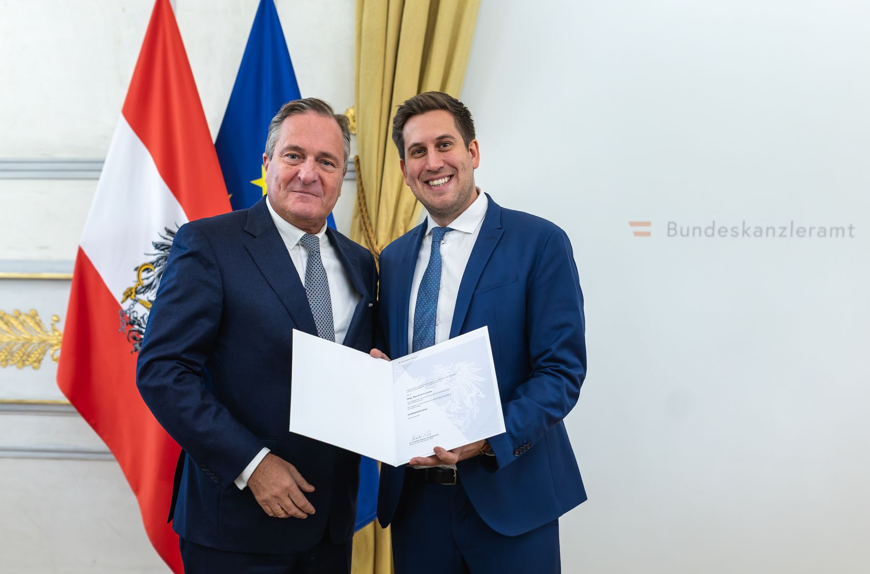 Am 18. Dezember 2025 bestellte der Bundeskanzler Vertreterinnen und Vertreter der Wirtschaft zu Mitgliedern der bei der Bundesanstalt "Statistik &Ouml;sterreich" eingerichteten Wirtschaftskurie. Im Bild Staatssekret&auml;r Alexander Pr&ouml;ll (r.) bei der &Uuml;berreichung.