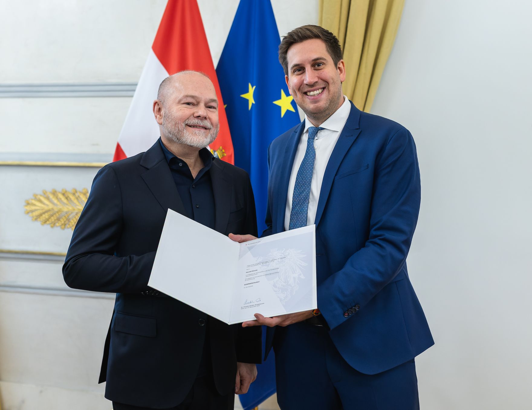 Am 18. Dezember 2025 bestellte der Bundeskanzler Vertreterinnen und Vertreter der Wirtschaft zu Mitgliedern der bei der Bundesanstalt "Statistik &Ouml;sterreich" eingerichteten Wirtschaftskurie. Im Bild Staatssekret&auml;r Alexander Pr&ouml;ll (r.) bei der &Uuml;berreichung.