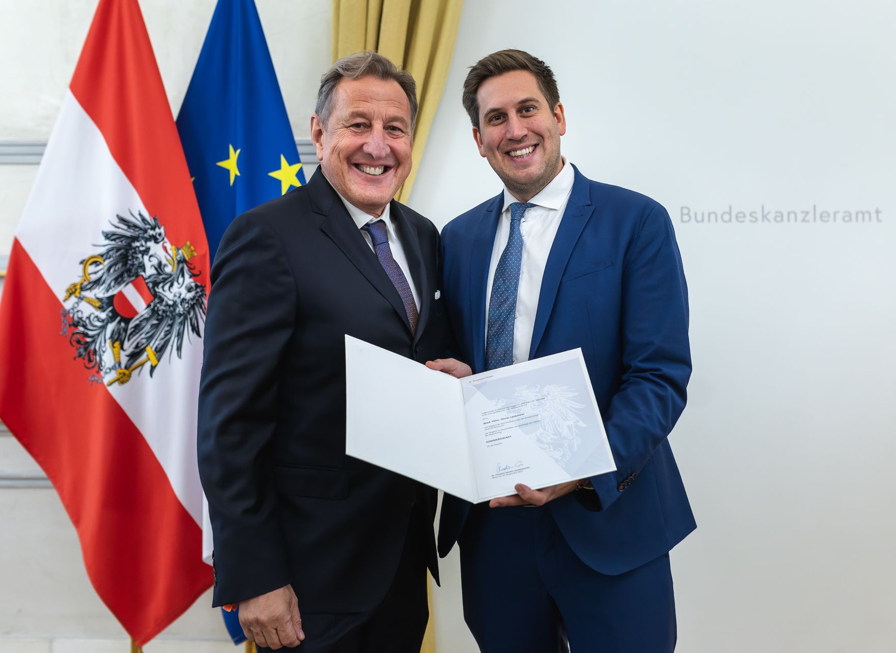 Am 18. Dezember 2025 bestellte der Bundeskanzler Vertreterinnen und Vertreter der Wirtschaft zu Mitgliedern der bei der Bundesanstalt "Statistik &Ouml;sterreich" eingerichteten Wirtschaftskurie. Im Bild Staatssekret&auml;r Alexander Pr&ouml;ll (r.) bei der &Uuml;berreichung.