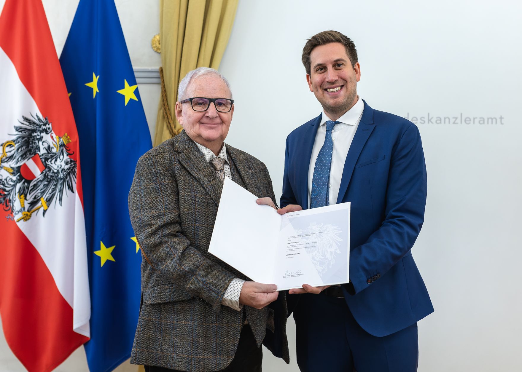 Am 18. Dezember 2025 bestellte der Bundeskanzler Vertreterinnen und Vertreter der Wirtschaft zu Mitgliedern der bei der Bundesanstalt "Statistik &Ouml;sterreich" eingerichteten Wirtschaftskurie. Im Bild Staatssekret&auml;r Alexander Pr&ouml;ll (r.) bei der &Uuml;berreichung.