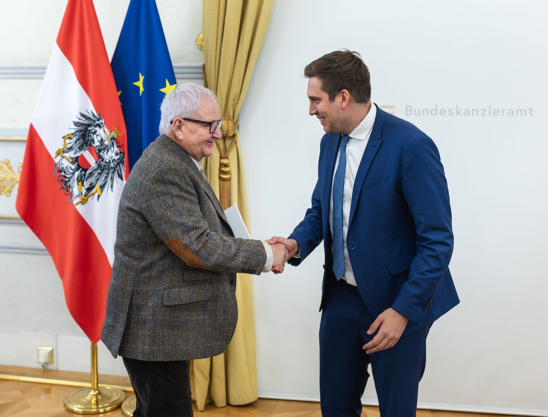 Am 18. Dezember 2025 bestellte der Bundeskanzler Vertreterinnen und Vertreter der Wirtschaft zu Mitgliedern der bei der Bundesanstalt "Statistik &Ouml;sterreich" eingerichteten Wirtschaftskurie. Im Bild Staatssekret&auml;r Alexander Pr&ouml;ll (r.) bei der &Uuml;berreichung.