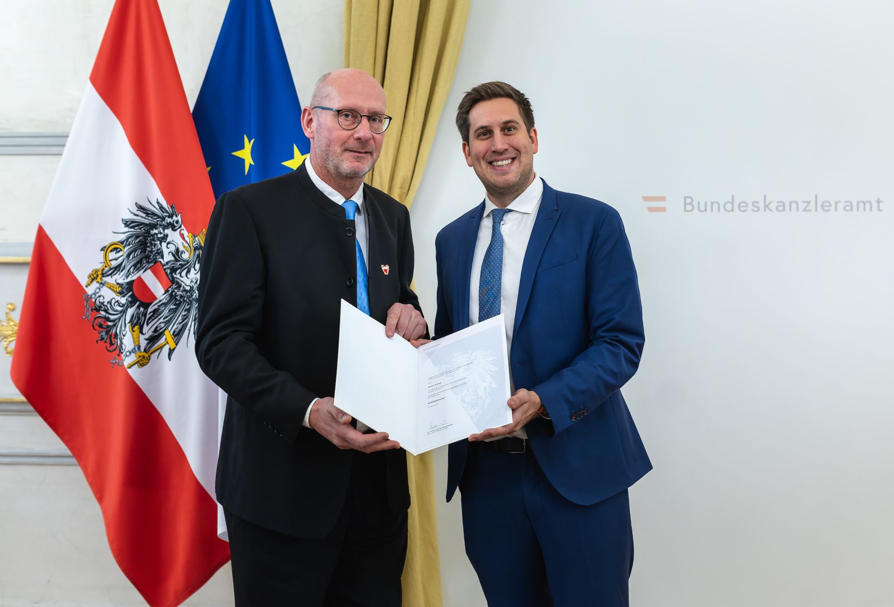 Am 18. Dezember 2025 bestellte der Bundeskanzler Vertreterinnen und Vertreter der Wirtschaft zu Mitgliedern der bei der Bundesanstalt "Statistik &Ouml;sterreich" eingerichteten Wirtschaftskurie. Im Bild Staatssekret&auml;r Alexander Pr&ouml;ll (r.) bei der &Uuml;berreichung.