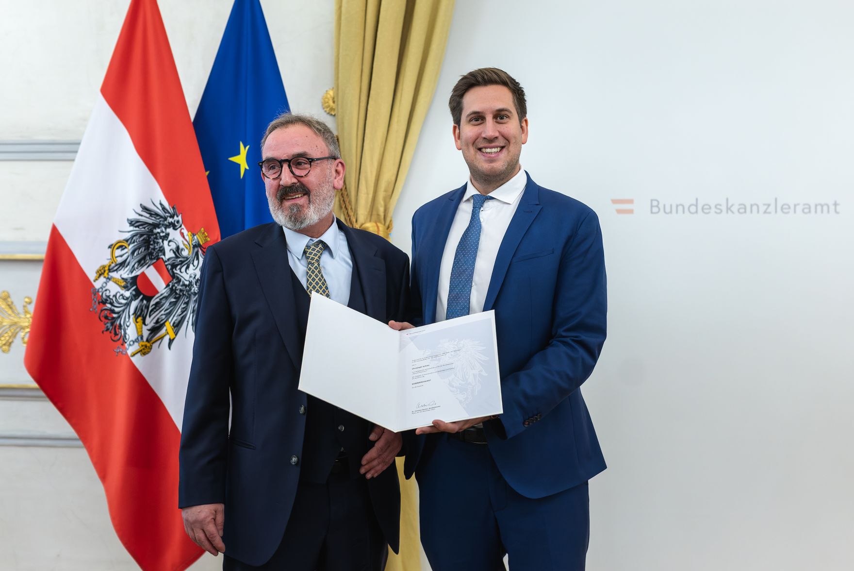 Am 18. Dezember 2025 bestellte der Bundeskanzler Vertreterinnen und Vertreter der Wirtschaft zu Mitgliedern der bei der Bundesanstalt "Statistik &Ouml;sterreich" eingerichteten Wirtschaftskurie. Im Bild Staatssekret&auml;r Alexander Pr&ouml;ll (r.) bei der &Uuml;berreichung.