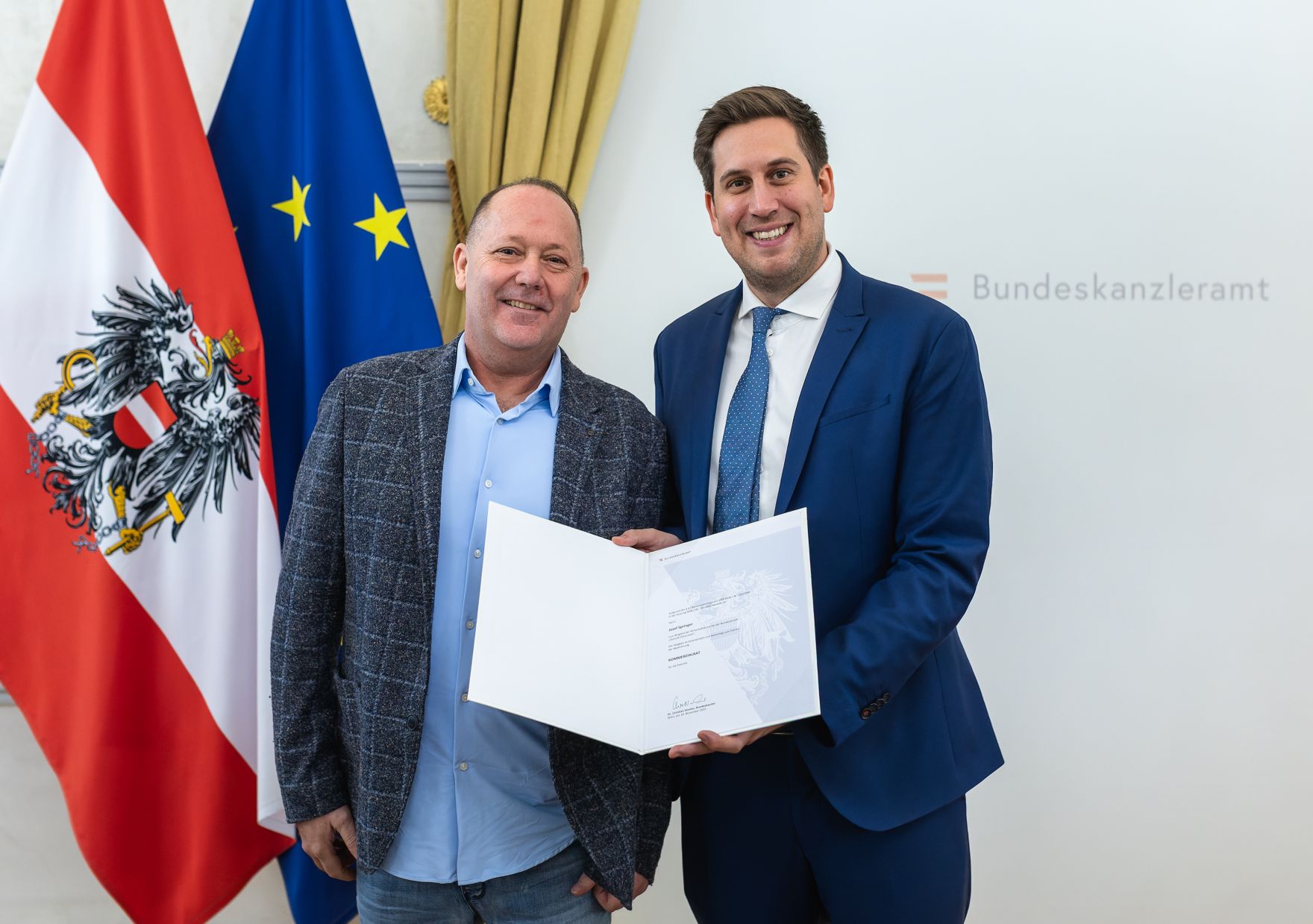 Am 18. Dezember 2025 bestellte der Bundeskanzler Vertreterinnen und Vertreter der Wirtschaft zu Mitgliedern der bei der Bundesanstalt "Statistik &Ouml;sterreich" eingerichteten Wirtschaftskurie. Im Bild Staatssekret&auml;r Alexander Pr&ouml;ll (r.) bei der &Uuml;berreichung.