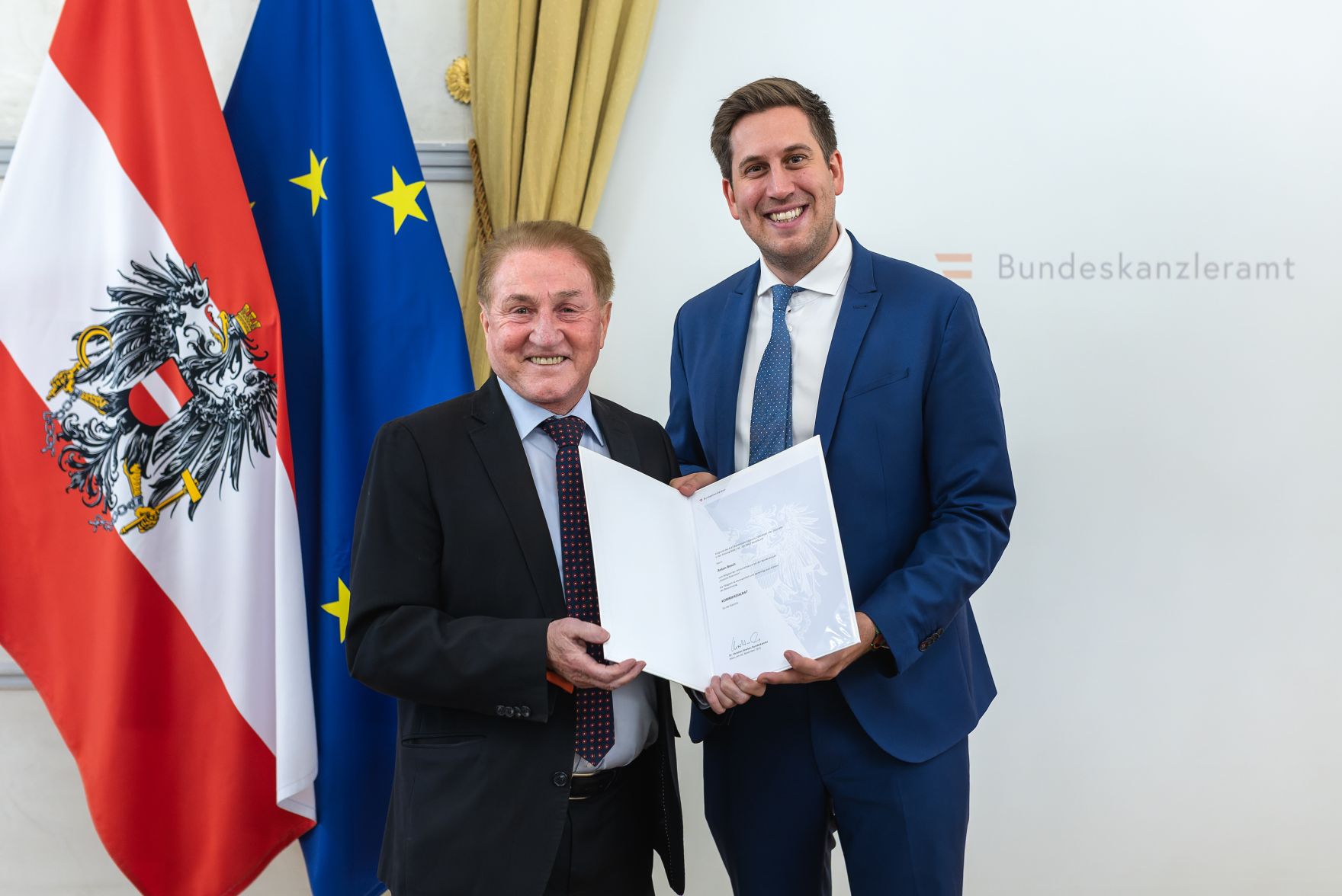 Am 18. Dezember 2025 bestellte der Bundeskanzler Vertreterinnen und Vertreter der Wirtschaft zu Mitgliedern der bei der Bundesanstalt "Statistik &Ouml;sterreich" eingerichteten Wirtschaftskurie. Im Bild Staatssekret&auml;r Alexander Pr&ouml;ll (r.) bei der &Uuml;berreichung.