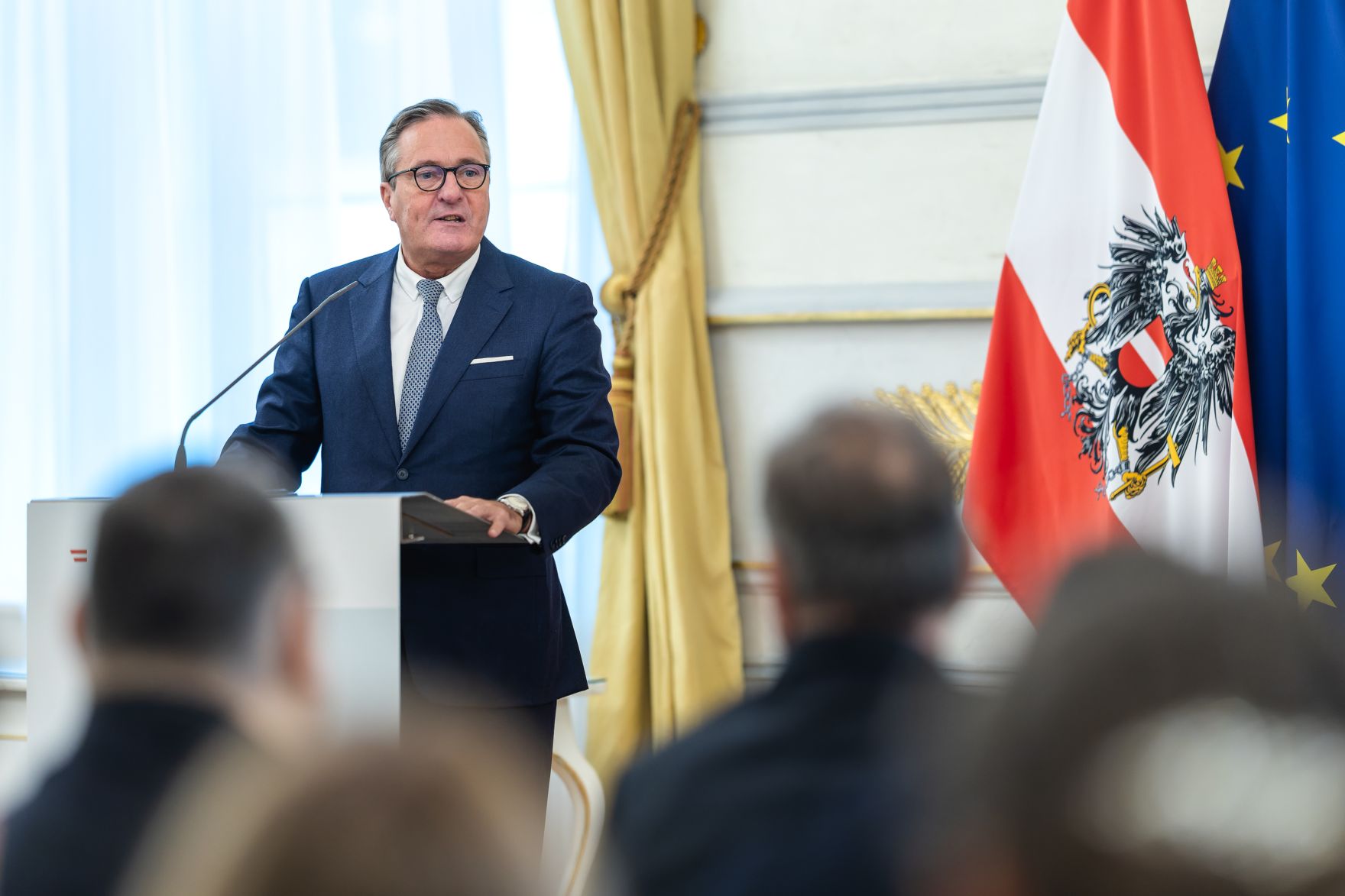 Am 18. Dezember 2025 bestellte der Bundeskanzler Vertreterinnen und Vertreter der Wirtschaft zu Mitgliedern der bei der Bundesanstalt "Statistik &Ouml;sterreich" eingerichteten Wirtschaftskurie. Im Bild Manfred Juraczka (l.) bei einer Dankesrede.