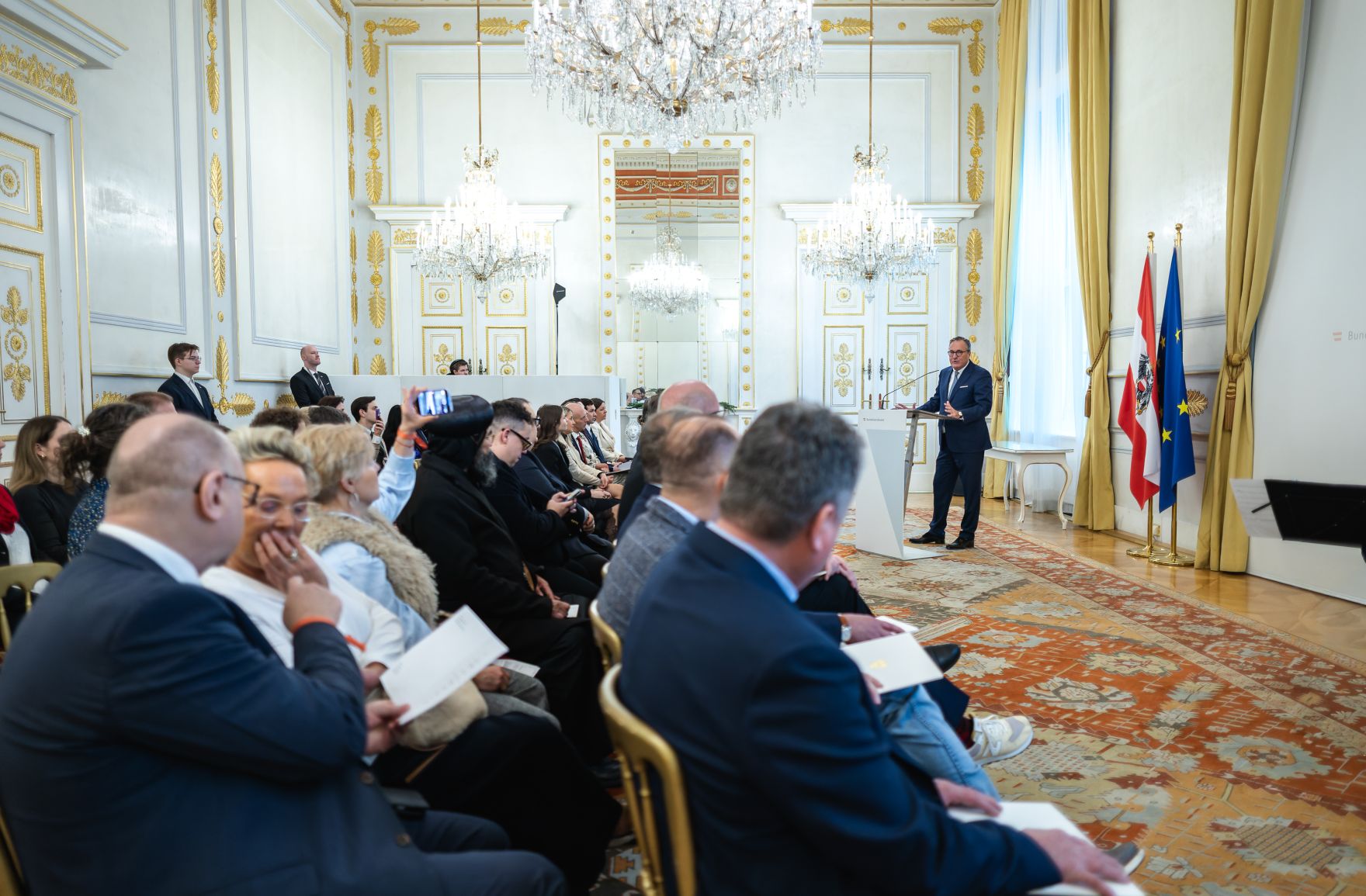 Am 18. Dezember 2025 bestellte der Bundeskanzler Vertreterinnen und Vertreter der Wirtschaft zu Mitgliedern der bei der Bundesanstalt "Statistik &Ouml;sterreich" eingerichteten Wirtschaftskurie. Im Bild Manfred Juraczka (r.) bei einer Dankesrede.