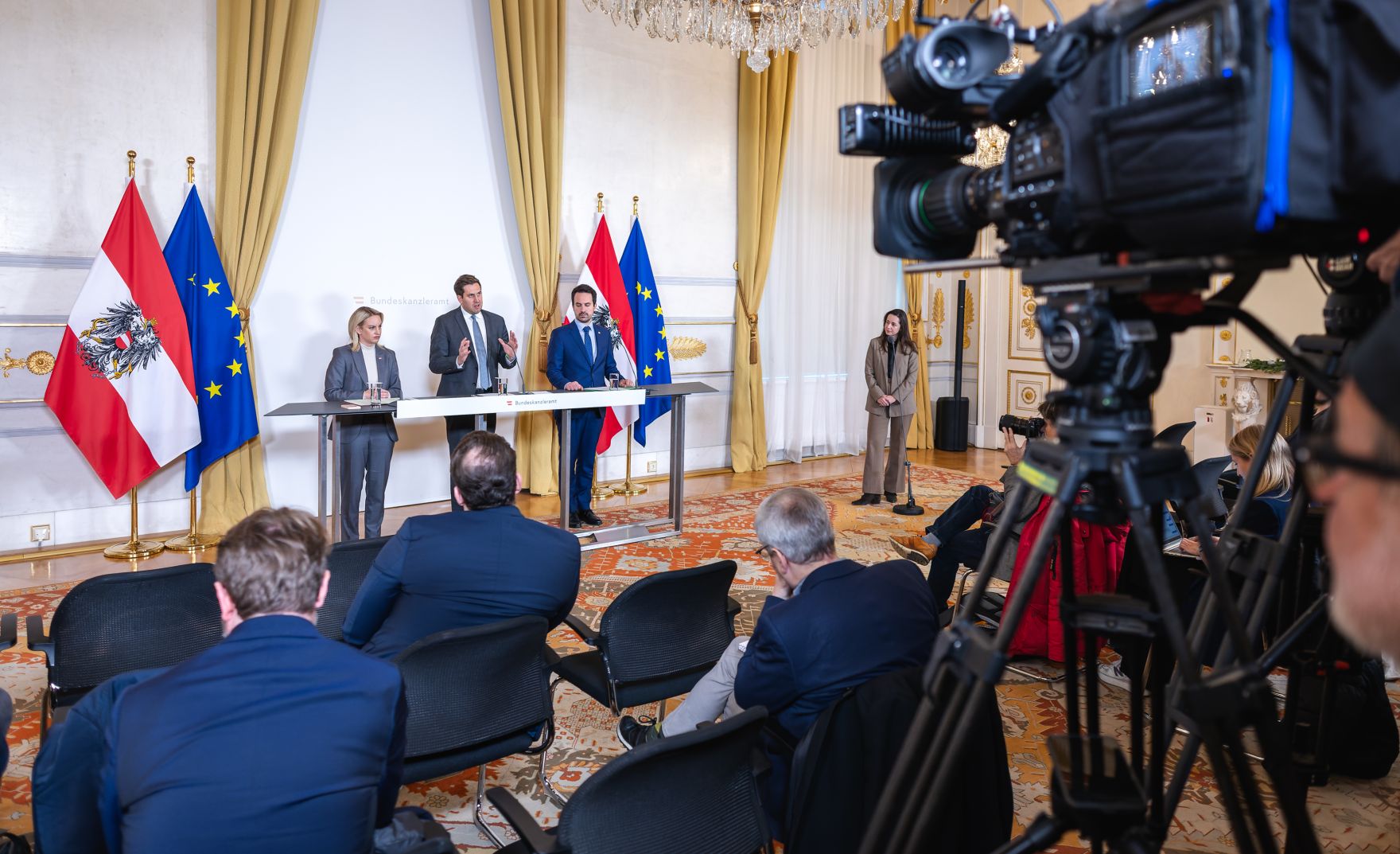 Am 19. Dezember 2025 gab Staatssekret&auml;r Alexander Pr&ouml;ll (m.), gemeinsam mit Bundesminister Christoph Wiederkehr (r.) und Staatssekret&auml;rin Michaela Schmidt (l.) eine Pressekonferenz zur Regierungsbilanz.