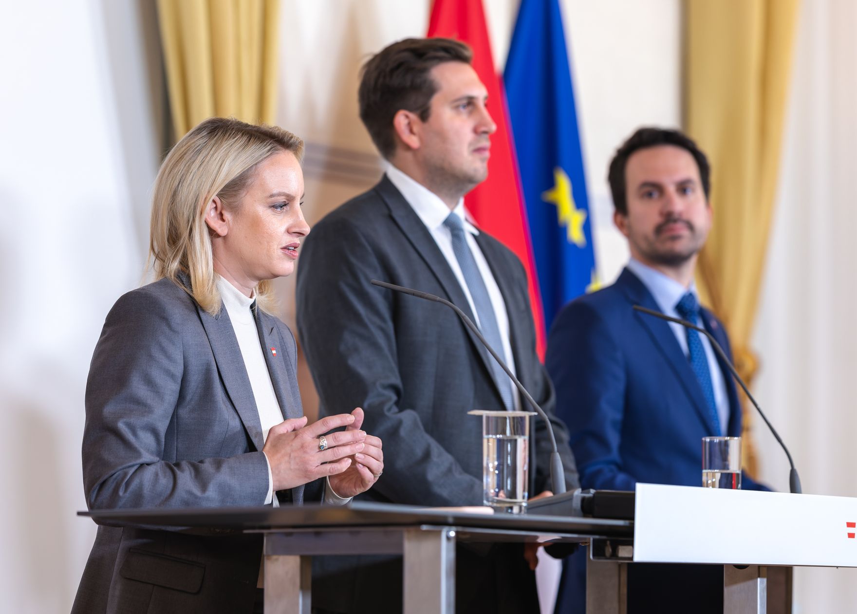 Am 19. Dezember 2025 gab Staatssekret&auml;r Alexander Pr&ouml;ll (m.), gemeinsam mit Bundesminister Christoph Wiederkehr (r.) und Staatssekret&auml;rin Michaela Schmidt (l.) eine Pressekonferenz zur Regierungsbilanz.