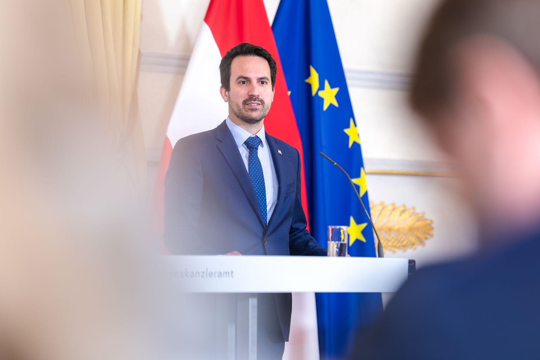 Am 19. Dezember 2025 gab Staatssekret&auml;r Alexander Pr&ouml;ll gemeinsam mit Bundesminister Christoph Wiederkehr (im Bild) und Staatssekret&auml;rin Michaela Schmidt eine Pressekonferenz zur Regierungsbilanz.