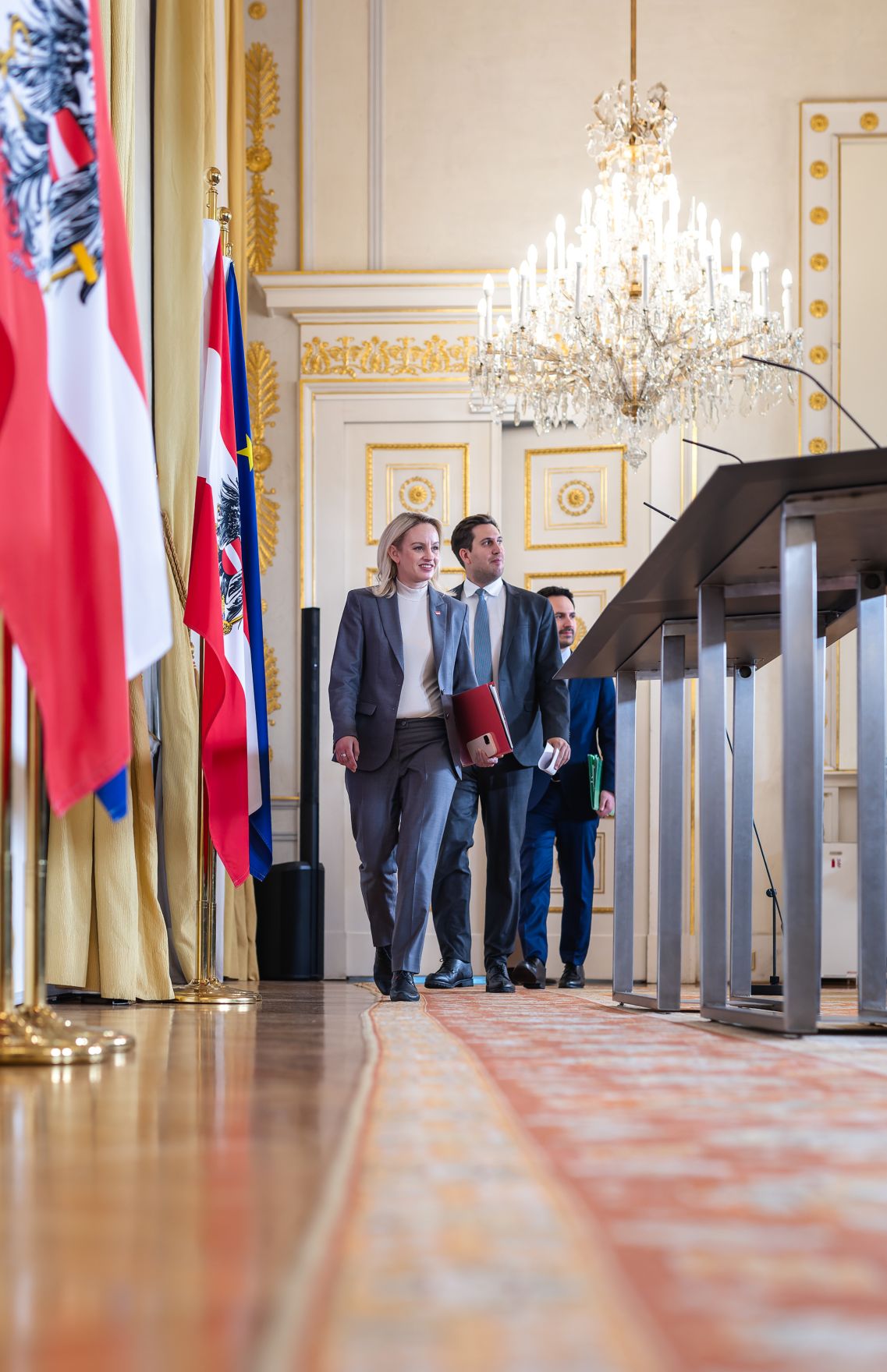 Am 19. Dezember 2025 gab Staatssekret&auml;r Alexander Pr&ouml;ll (m.), gemeinsam mit Bundesminister Christoph Wiederkehr (r.) und Staatssekret&auml;rin Michaela Schmidt (l.) eine Pressekonferenz zur Regierungsbilanz.