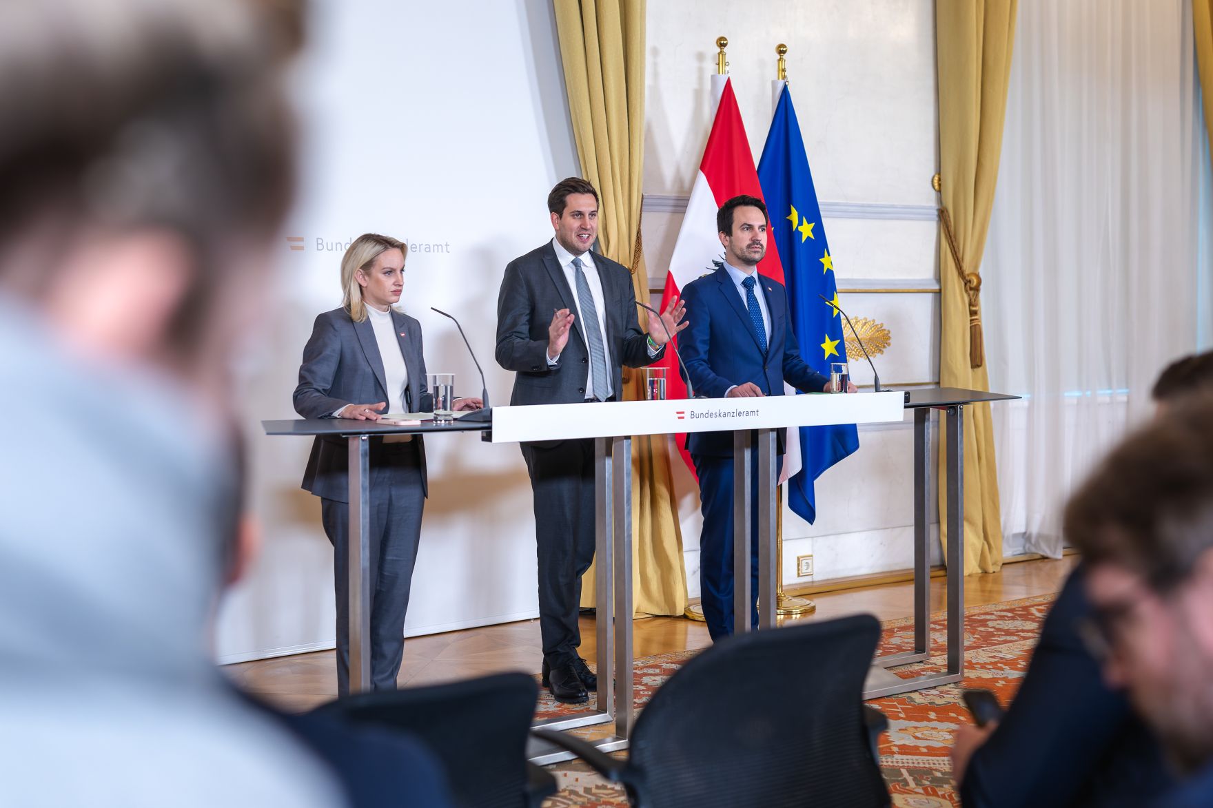 Am 19. Dezember 2025 gab Staatssekret&auml;r Alexander Pr&ouml;ll (m.), gemeinsam mit Bundesminister Christoph Wiederkehr (r.) und Staatssekret&auml;rin Michaela Schmidt (l.) eine Pressekonferenz zur Regierungsbilanz.