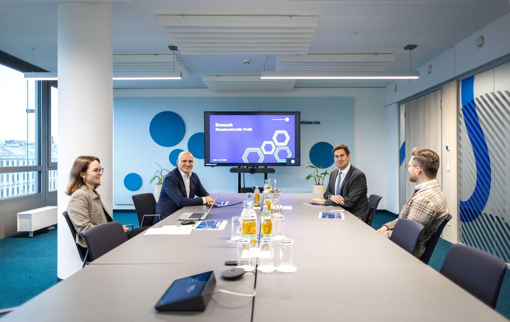 Am 19. Dezember 2025 besuchte Staatssekret&auml;r Alexander Pr&ouml;ll (m.r.) das Austria Wirtschaftsservice.