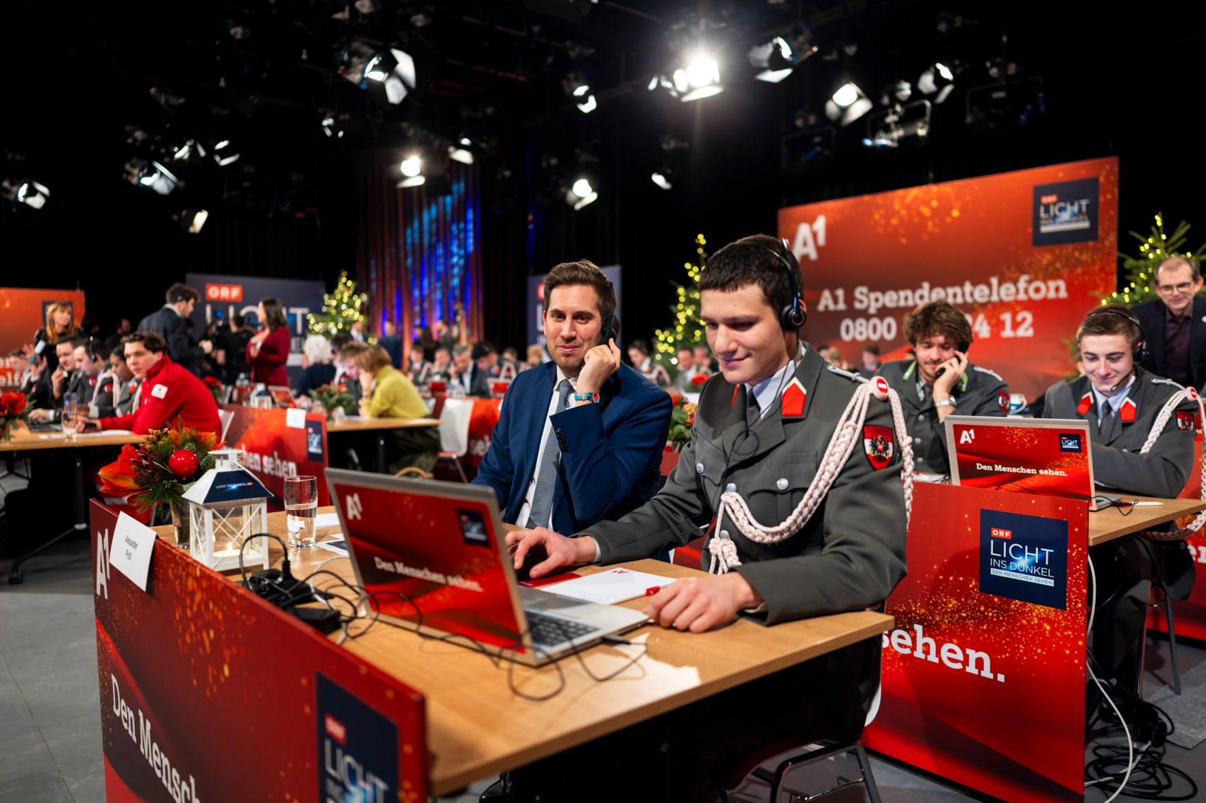 Am 24. Dezember 2025 nahm Staatssekret&auml;r Alexander Pr&ouml;ll (m.) an der Licht ins Dunkel Spendenaktion teil.