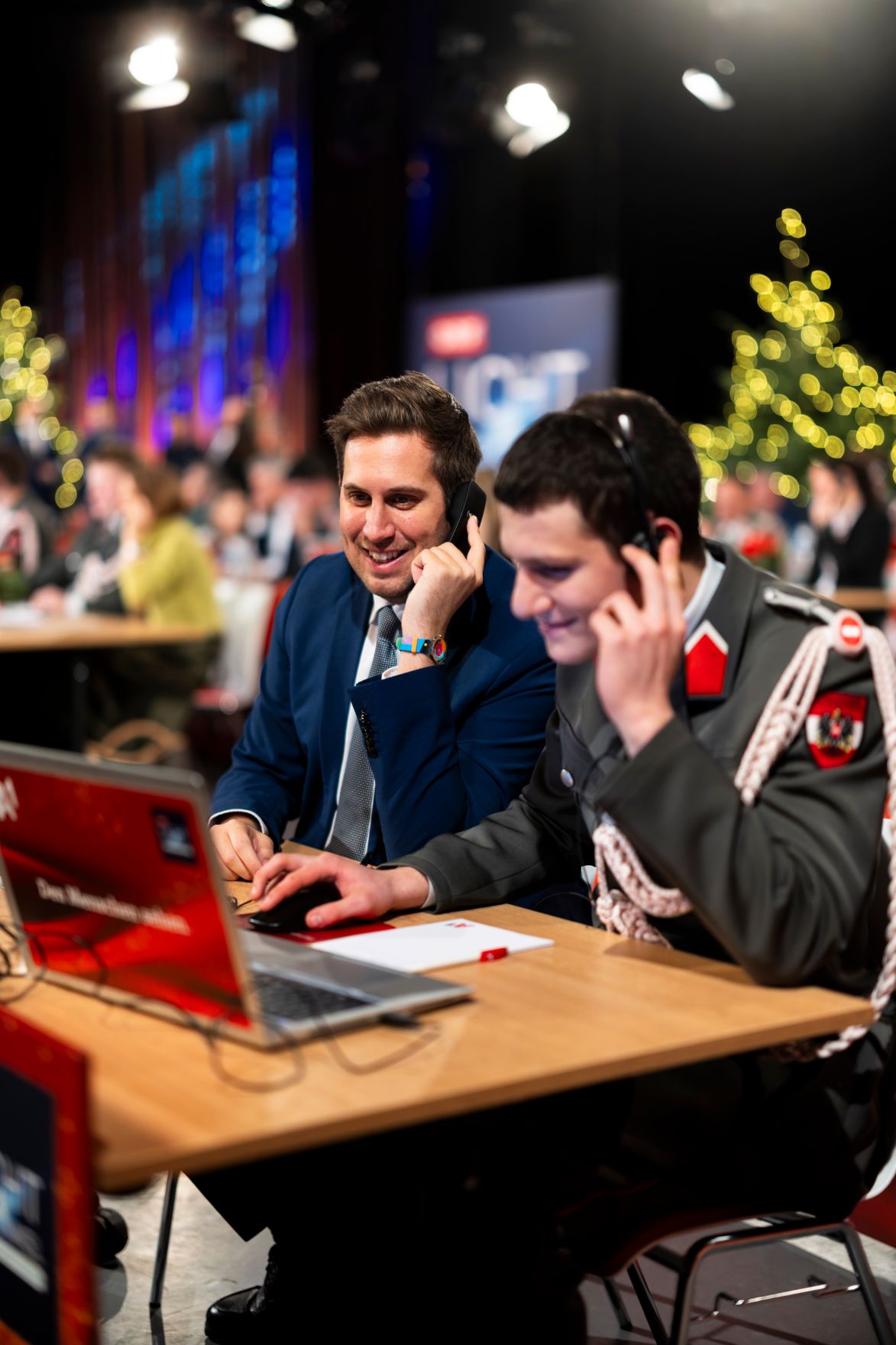 Am 24. Dezember 2025 nahm Staatssekret&auml;r Alexander Pr&ouml;ll (l.) an der Licht ins Dunkel Spendenaktion teil.