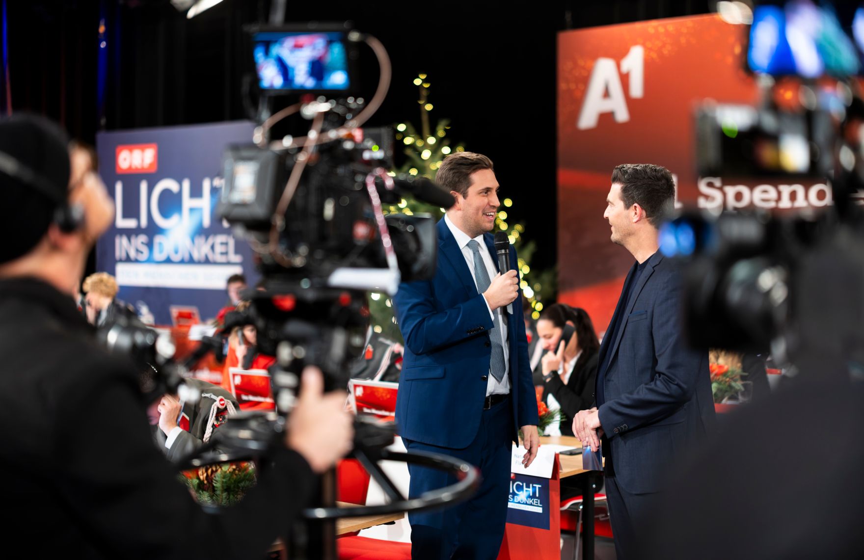 Am 24. Dezember 2025 nahm Staatssekret&auml;r Alexander Pr&ouml;ll (m.) an der Licht ins Dunkel Spendenaktion teil.