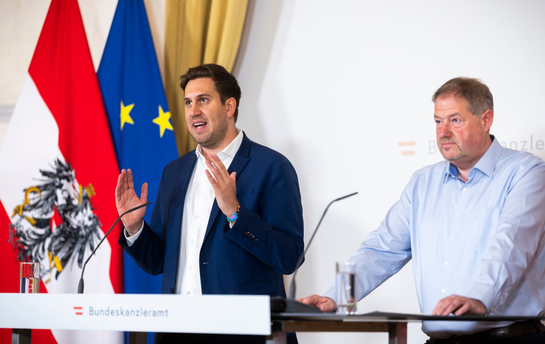 Am 15. Dezember 2025 gab Staatssekret&auml;r Alexander Pr&ouml;ll (l.) mit dem Tiroler B&uuml;rgermeister Markus T&ouml;nig (r.), eine gemeinsame Pressekonferenz zum Thema, abschlie&szlig;ender &Uuml;berblick zur ID Austria-Servicetour und den neuen Zahlen zu den e-Ausweisen und ID Austria-Registrierungen.