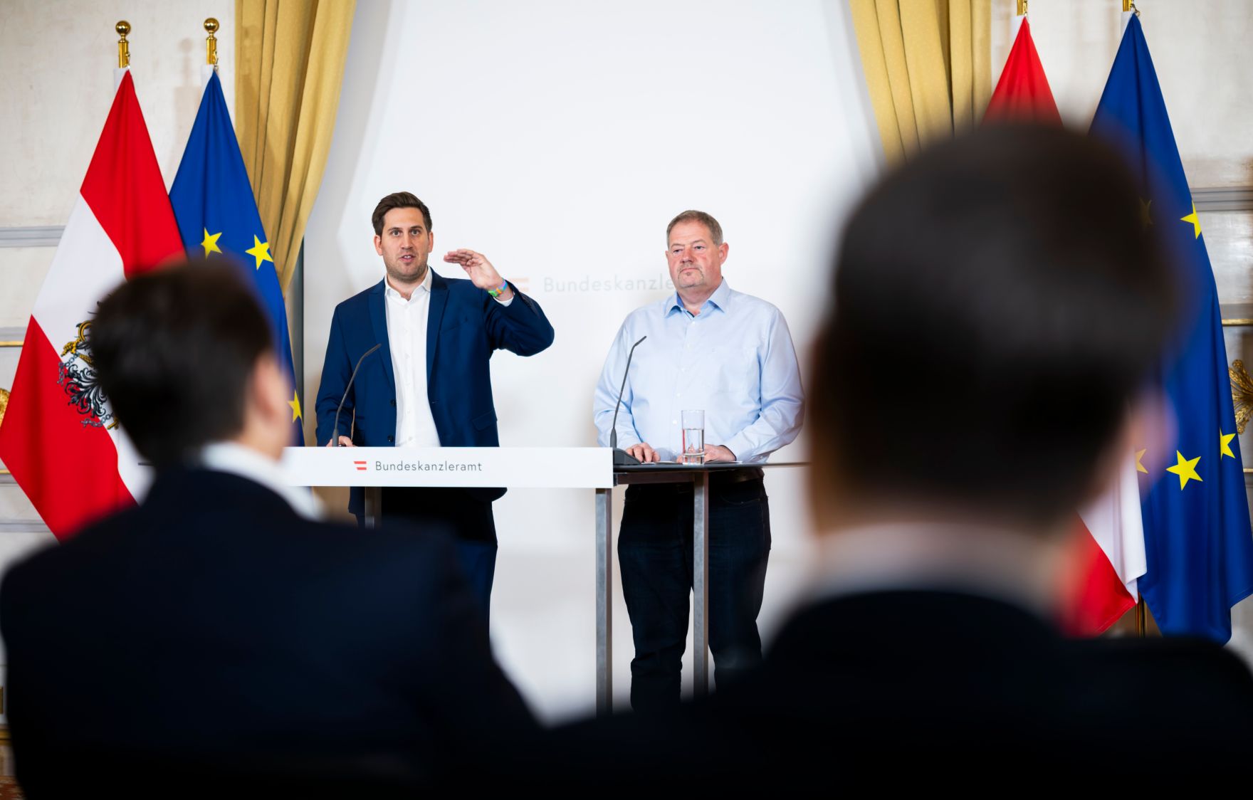 Am 15. Dezember 2025 gab Staatssekret&auml;r Alexander Pr&ouml;ll (l.) mit dem Tiroler B&uuml;rgermeister Markus T&ouml;nig (r.), eine gemeinsame Pressekonferenz zum Thema, abschlie&szlig;ender &Uuml;berblick zur ID Austria-Servicetour und den neuen Zahlen zu den e-Ausweisen und ID Austria-Registrierungen.