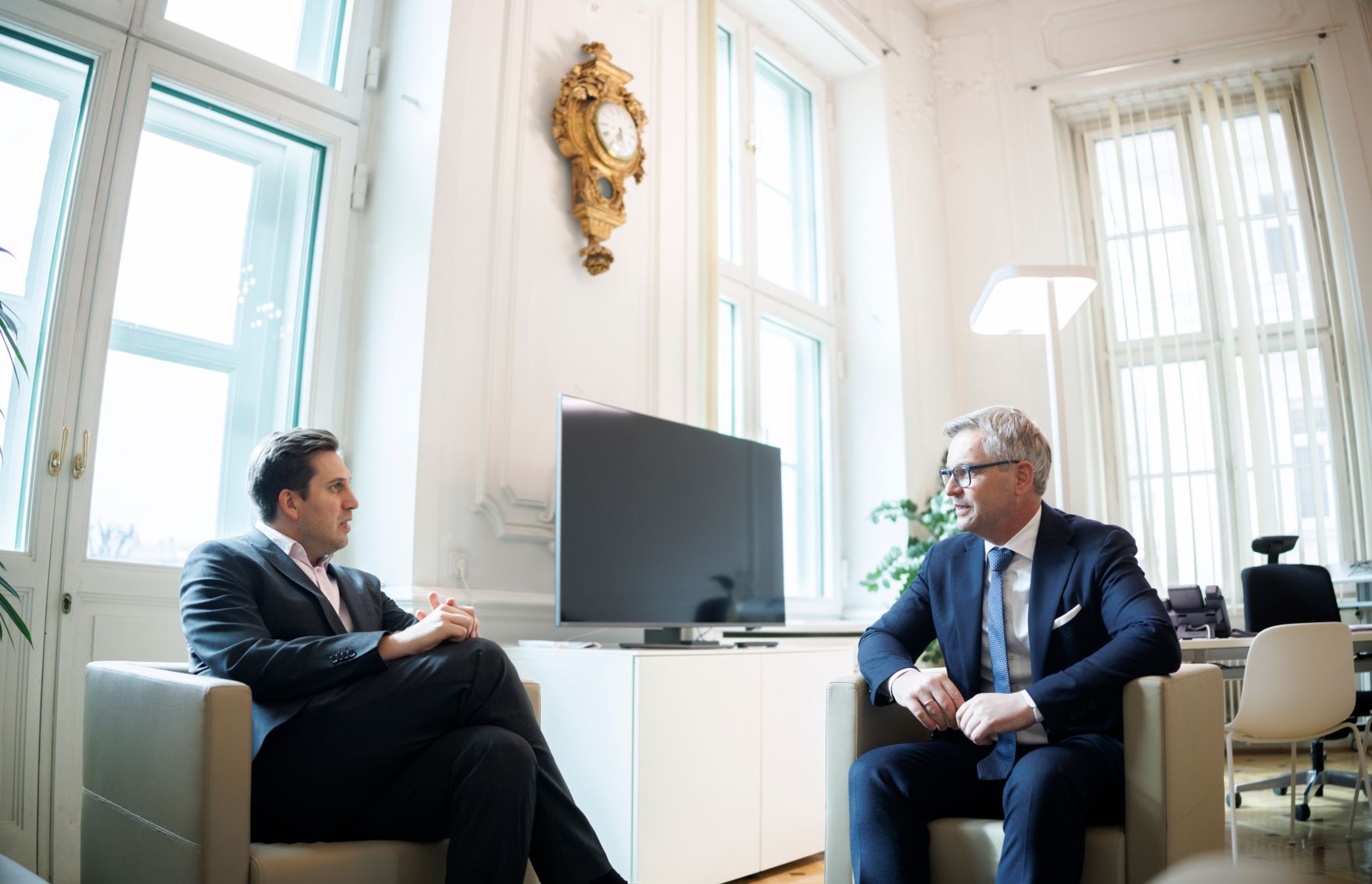 Am 17. M&auml;rz 2025 empfing Staatssekret&auml;r Alexander Pr&ouml;ll (l.) den EU-Kommissar f&uuml;r Inneres und Migration Magnus Brunner (r.) zu einem Arbeitsgespr&auml;ch im Bundeskanzleramt.