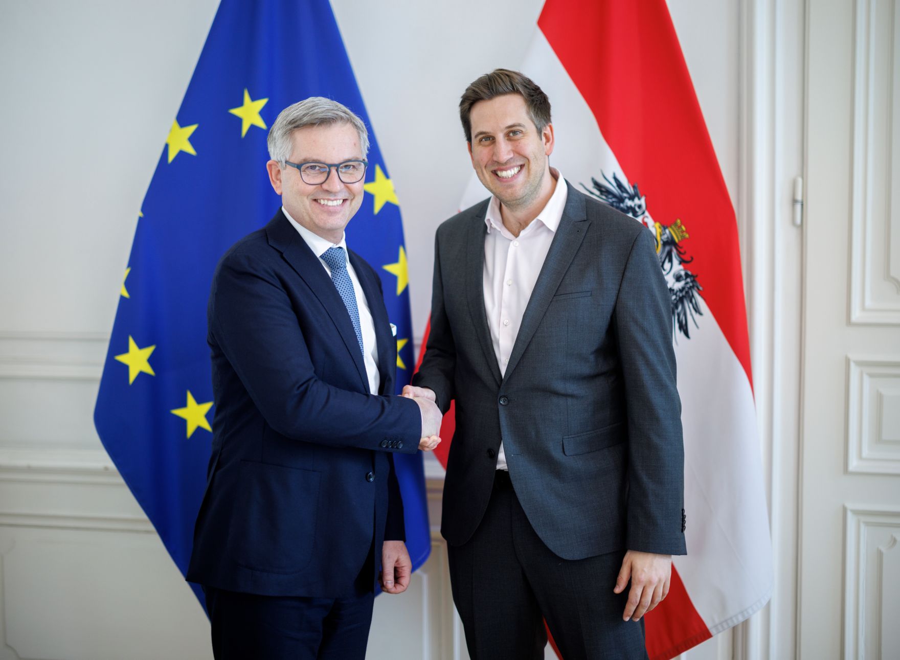 Am 17. M&auml;rz 2025 empfing Staatssekret&auml;r Alexander Pr&ouml;ll (r.) den EU-Kommissar f&uuml;r Inneres und Migration Magnus Brunner (l.) zu einem Arbeitsgespr&auml;ch im Bundeskanzleramt.