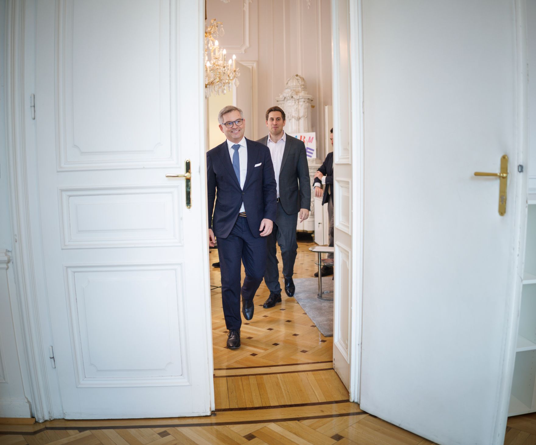 Am 17. M&auml;rz 2025 empfing Staatssekret&auml;r Alexander Pr&ouml;ll (m.r.) den EU-Kommissar f&uuml;r Inneres und Migration Magnus Brunner (m.l.) zu einem Arbeitsgespr&auml;ch im Bundeskanzleramt.